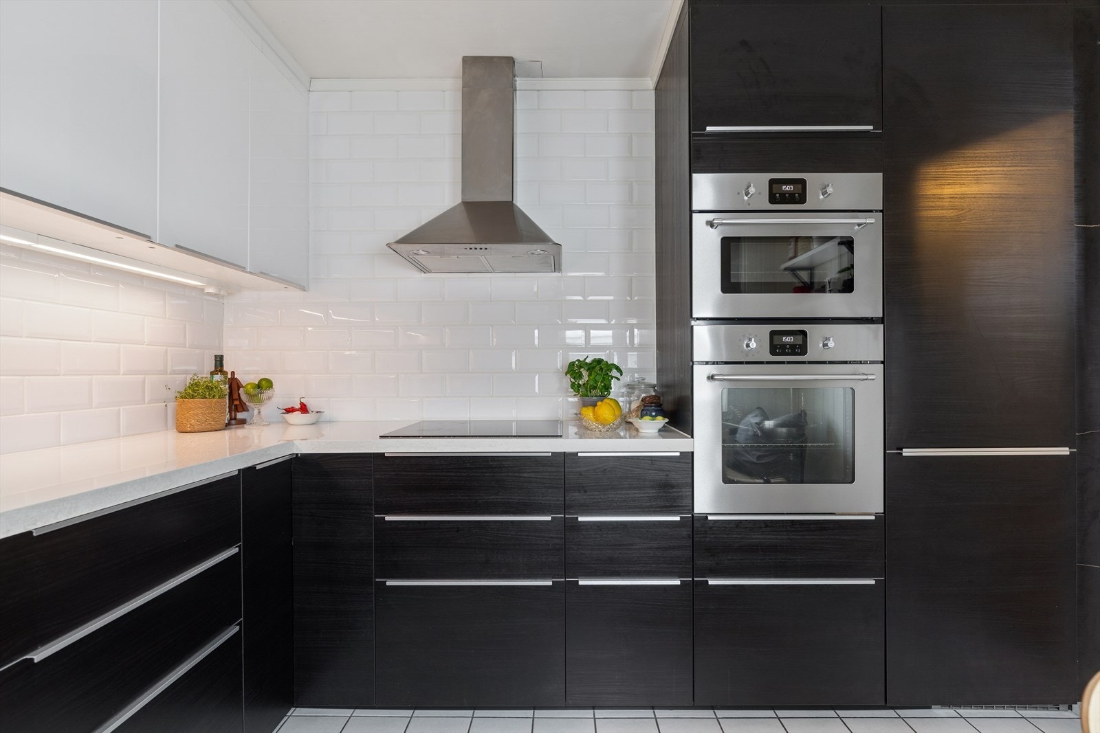 Godt med skap- og benkeplass for en effektiv arbeidshverdag. Integrerte hvitevarer gir et helhetlig og ryddig uttrykk. Galleribilde