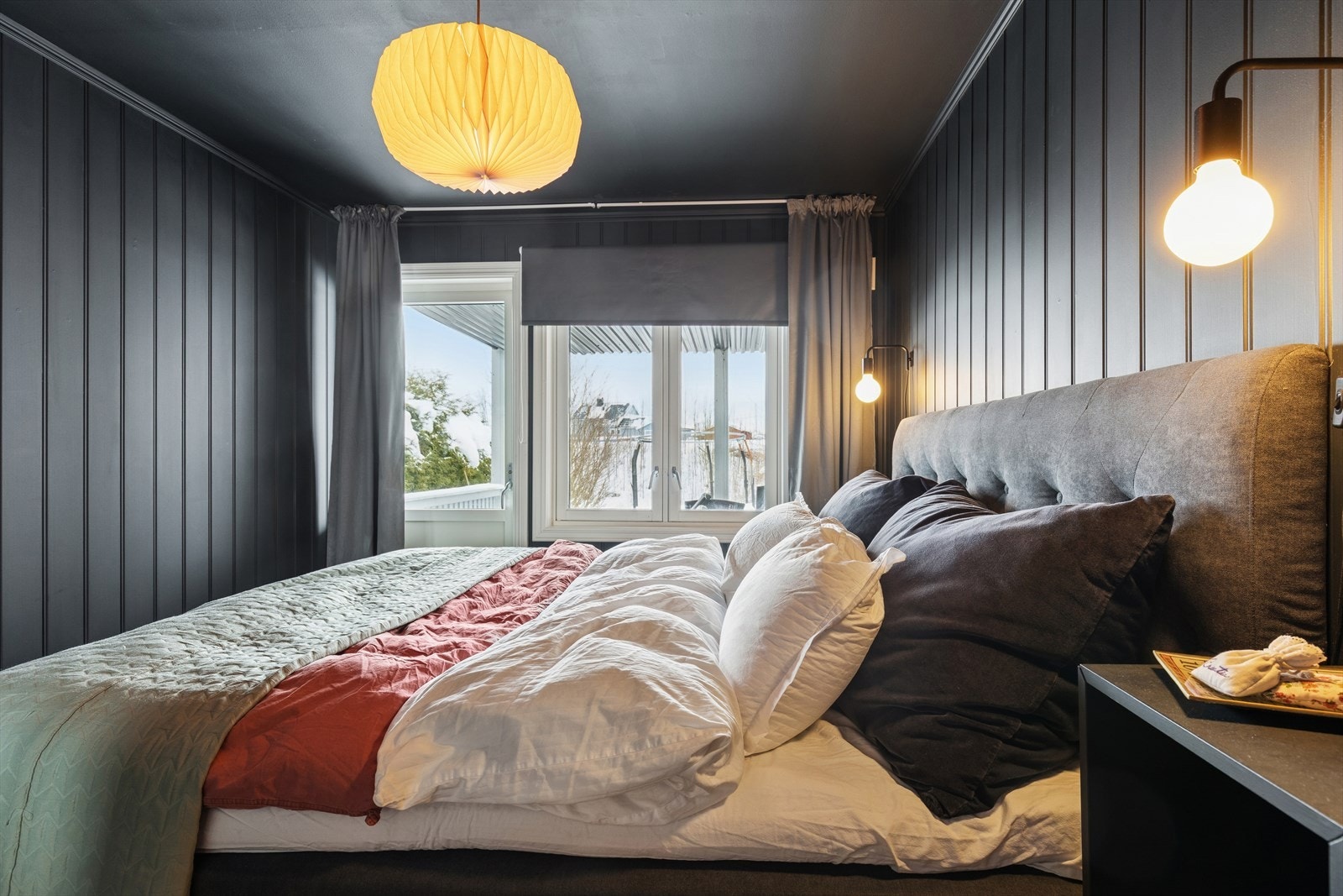 Romslig hovedsoverom med plass til seng og garderobe. Galleribilde