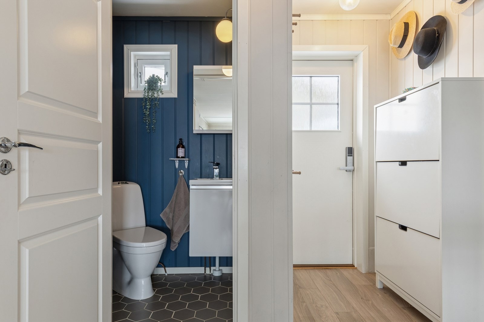 Praktisk toalettrom i 1. etasje - ideelt for både hverdag og gjester. Galleribilde