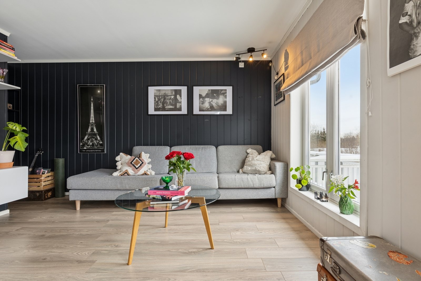 Åpen og innbydende stue med gjennomtenkt planløsning. Stilren kontrastvegg som tilfører rommet karakter. Galleribilde