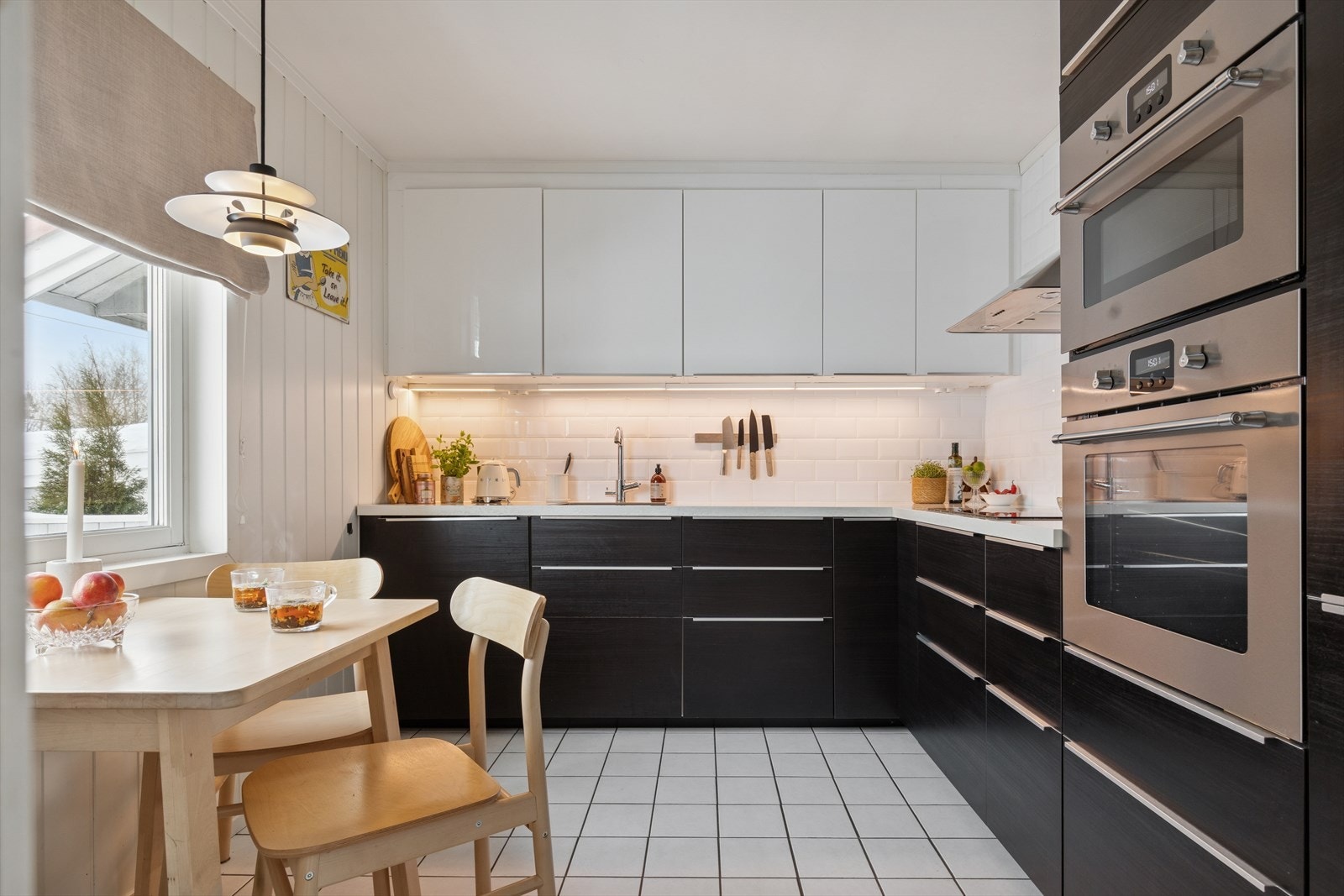 Moderne kjøkken med mørke og hvite fronter i stilren kombinasjon. Galleribilde