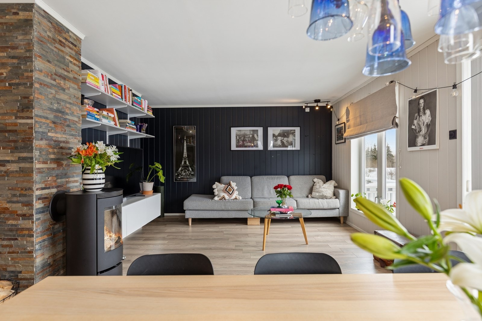Romslig og lys stue med god plass til både sofagruppe og spisebord. Galleribilde
