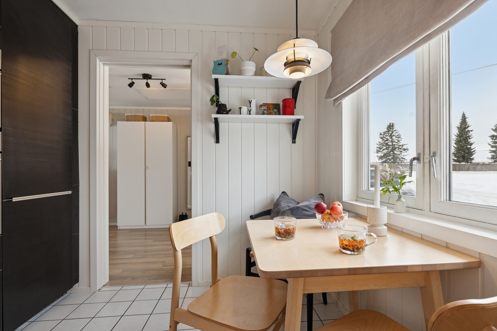 Spiseplass ved vinduet med hyggelig lysinnslipp. Galleribilde