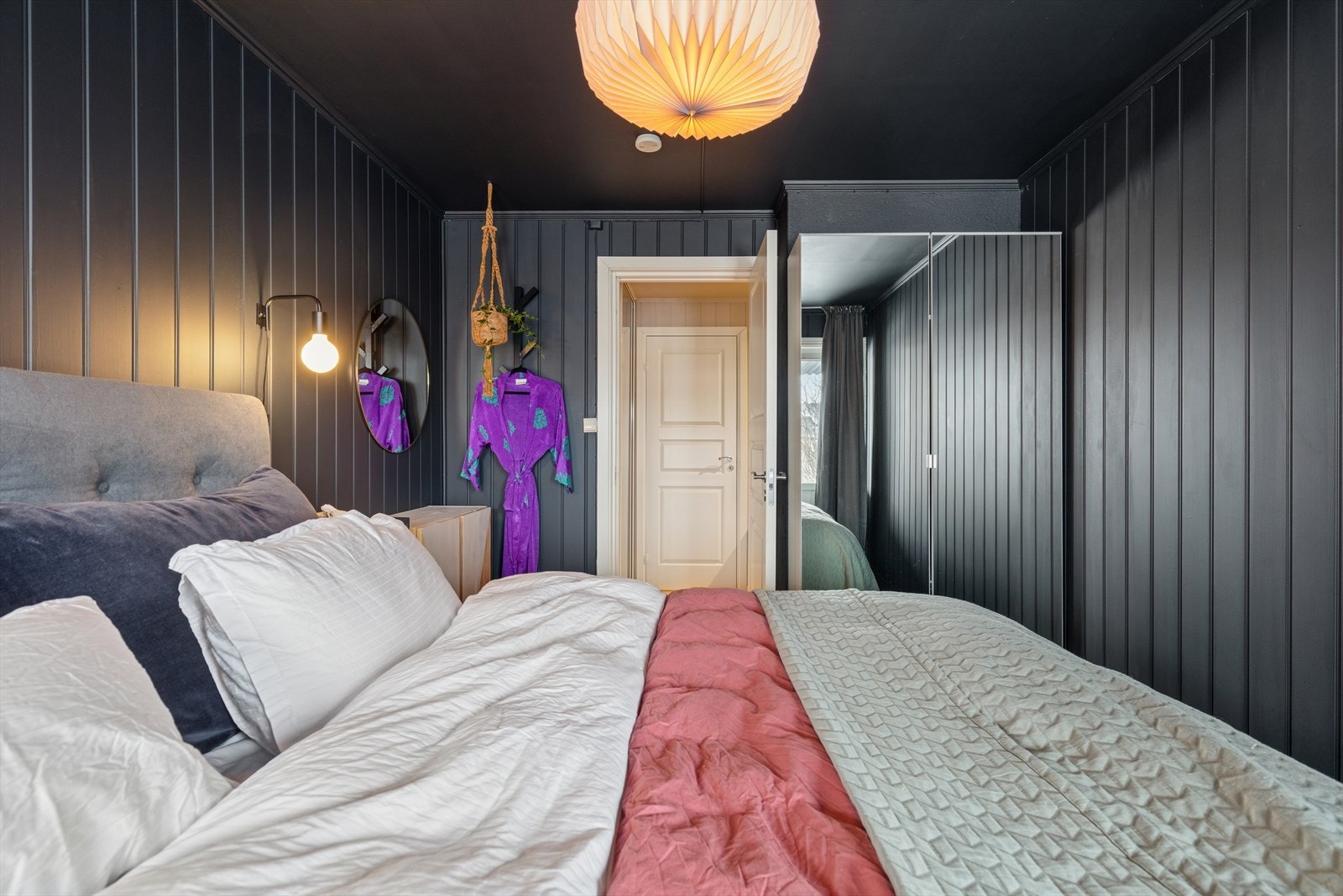 Utgang til overbygget terrasse og hage fra hovedsoverommet. Galleribilde