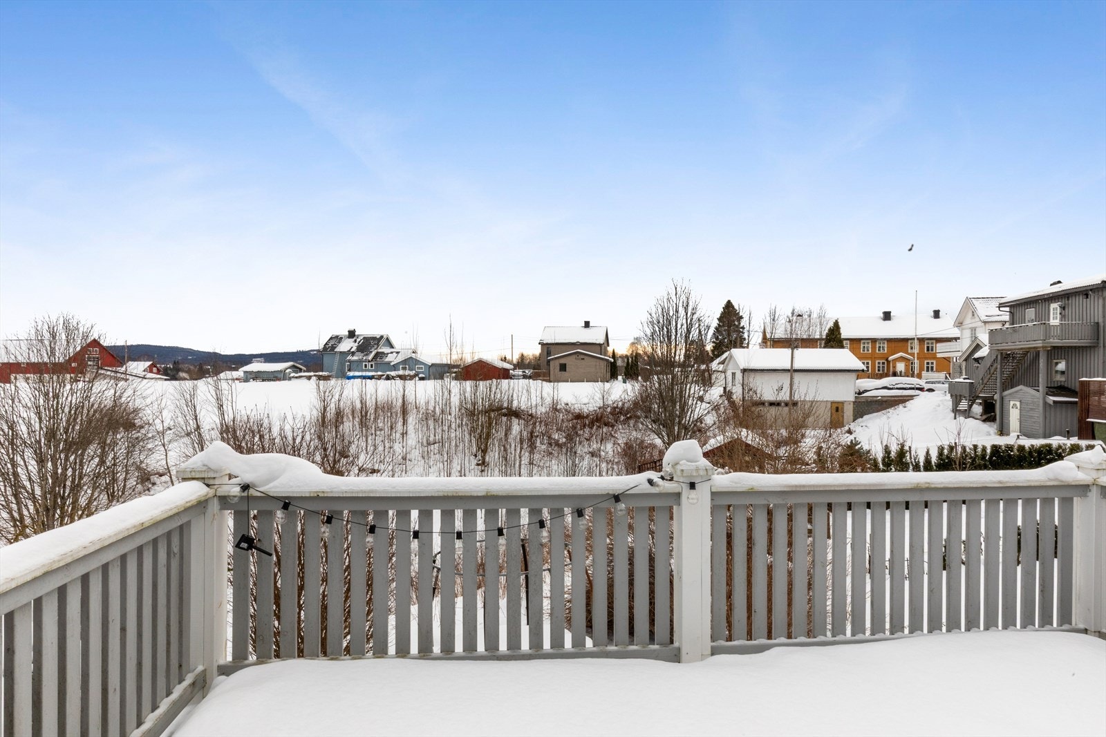 En flott bolig som tilbyr både uteplass på balkong i høyden og terrasse med hage på bakkeplan. Galleribilde