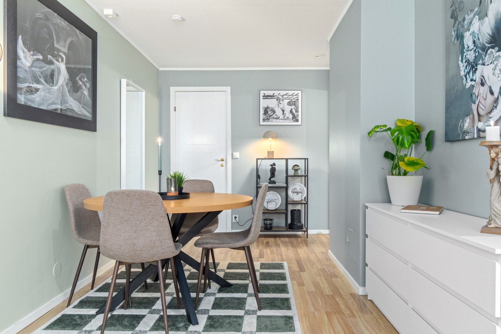 Stue med god plass til spisestue Galleribilde