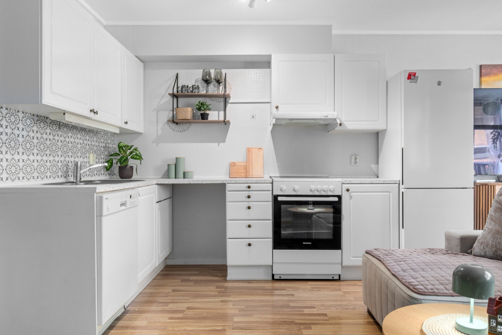 Moderne åpen kjøkkenløsning mot stuen Galleribilde