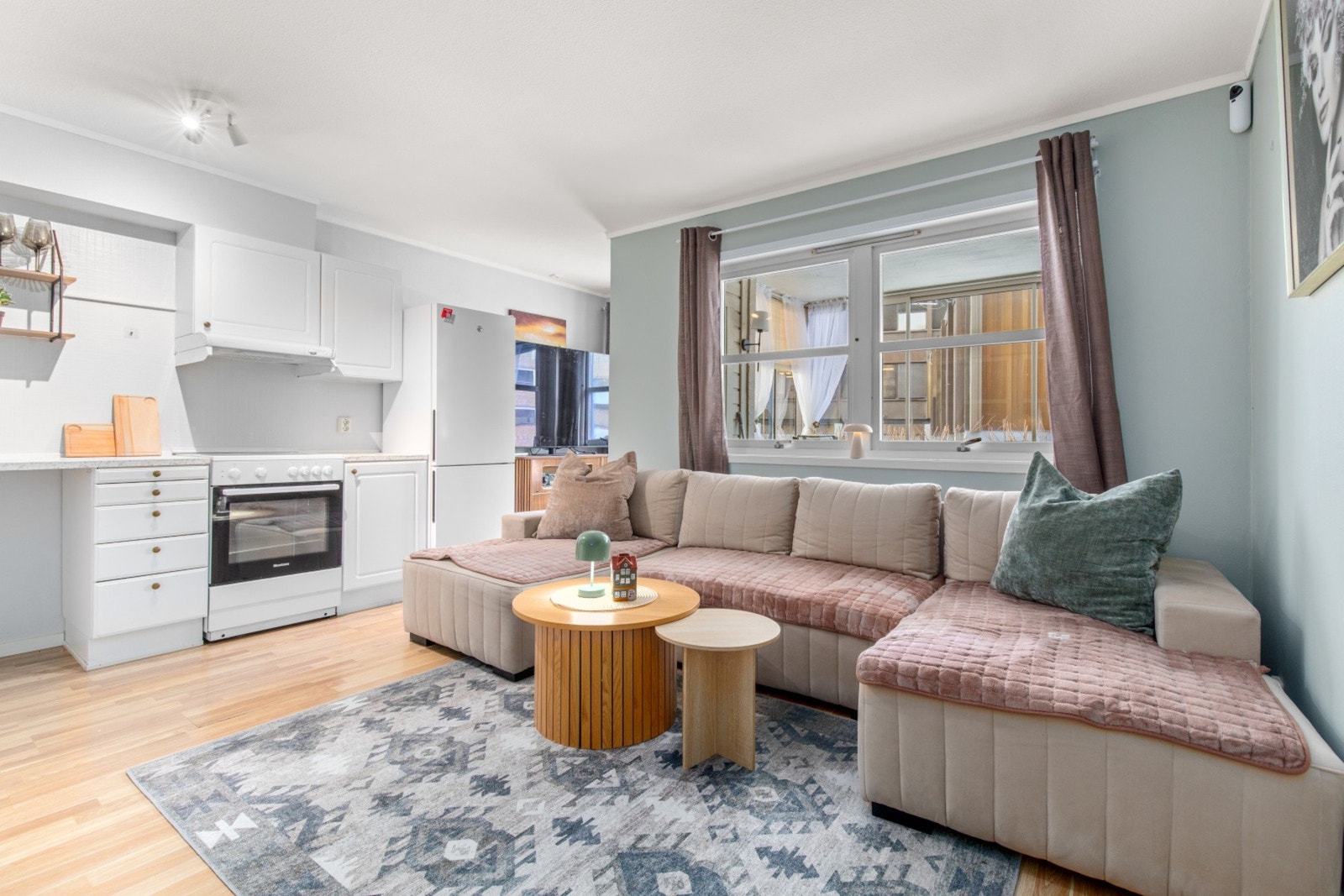 2- roms med svært sentral beliggenhet i sentrum, leiligheten ligger gunstig plassert i bygget, tilbaketrukket og skjermet Galleribilde