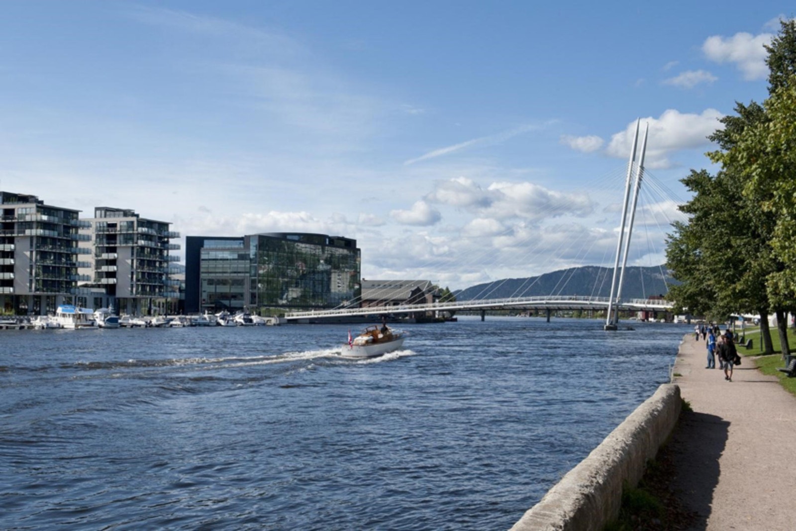 Elvepromenaden følger elva og bringer deg til flere bydeler. Galleribilde