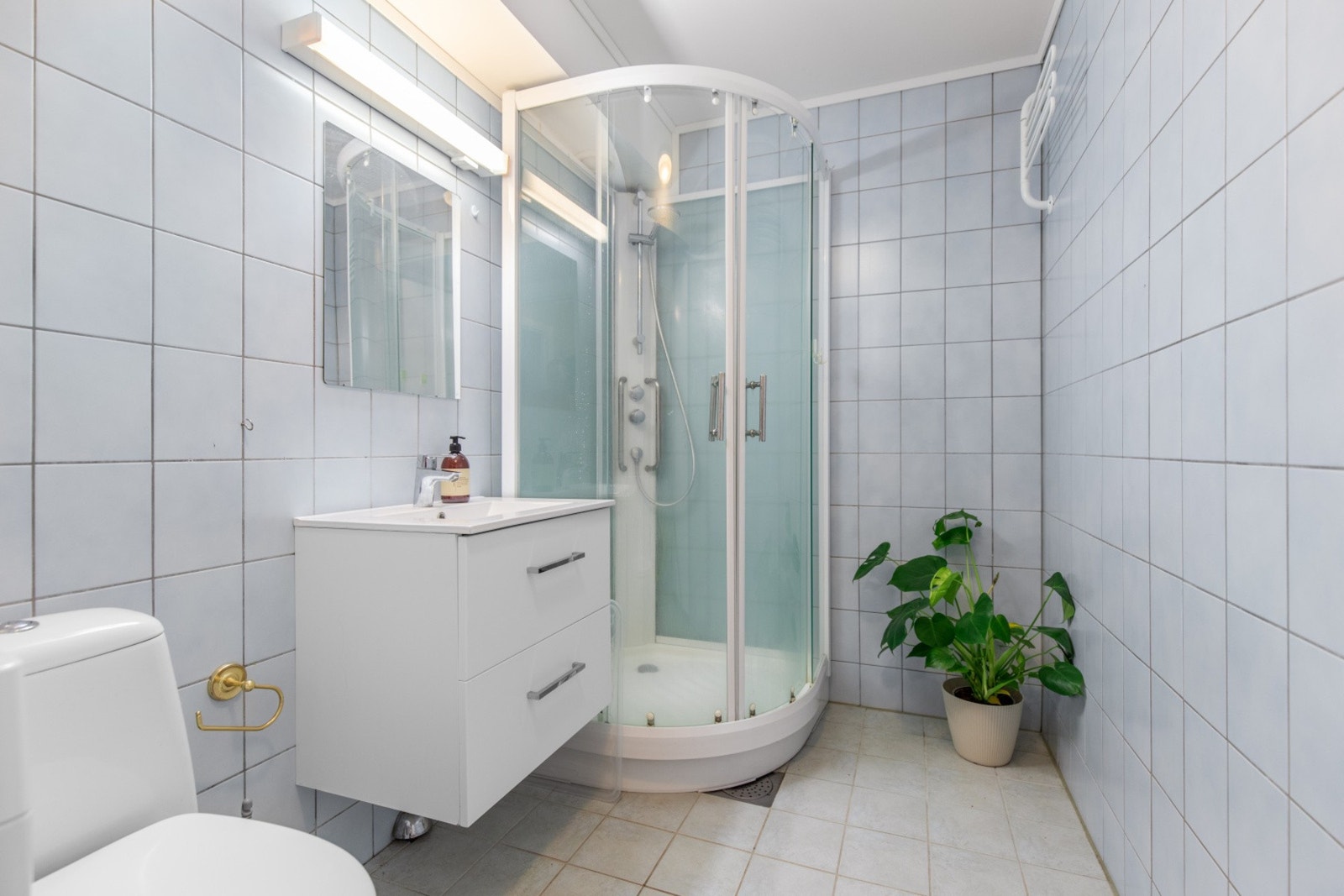 Flislagt bad/wc med dusjkabinett og innredning - varmekabler i gulv Galleribilde