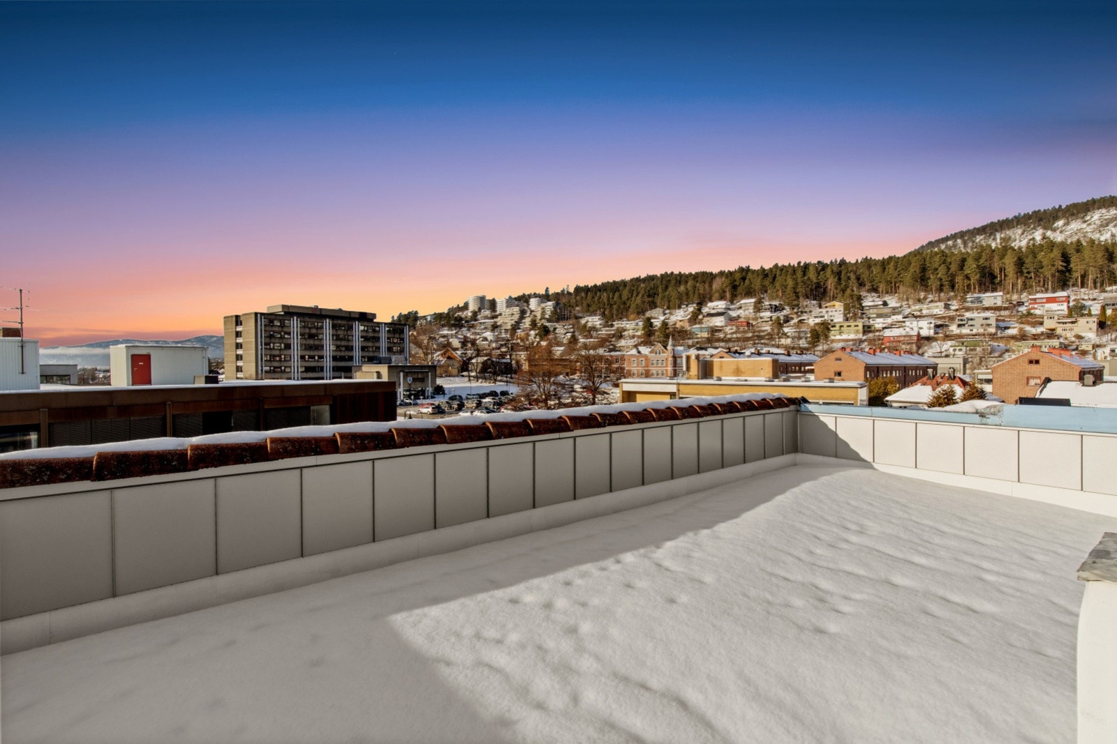 Fra felles møblert takterrasse er det fin utsikt og meget gode solforhold Galleribilde