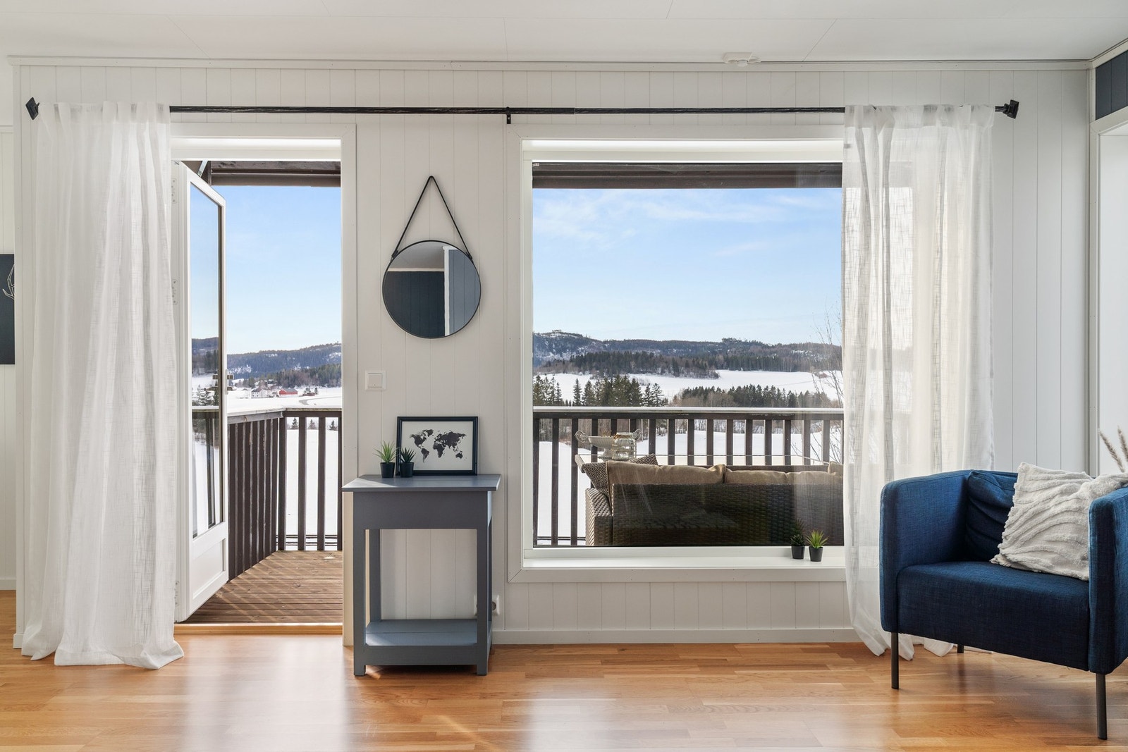 Praktisk utgang til balkong fra stuen. Galleribilde