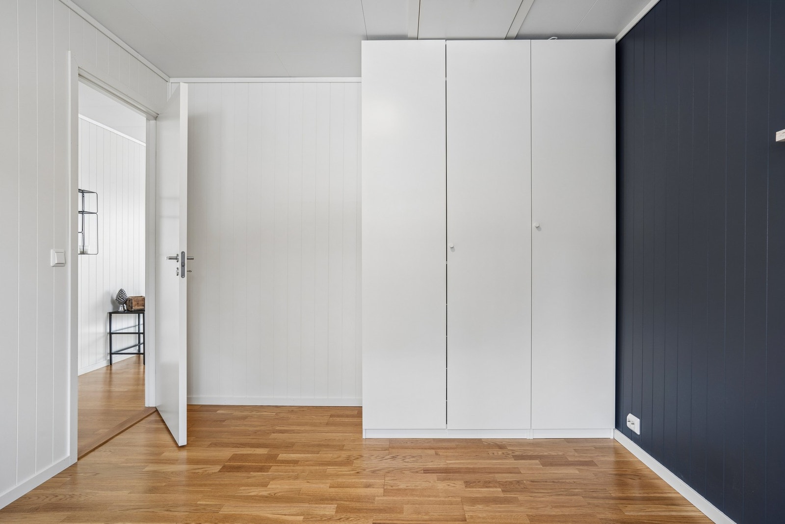 Soverom med god plass til garderobeskap for oppbevaring. Galleribilde