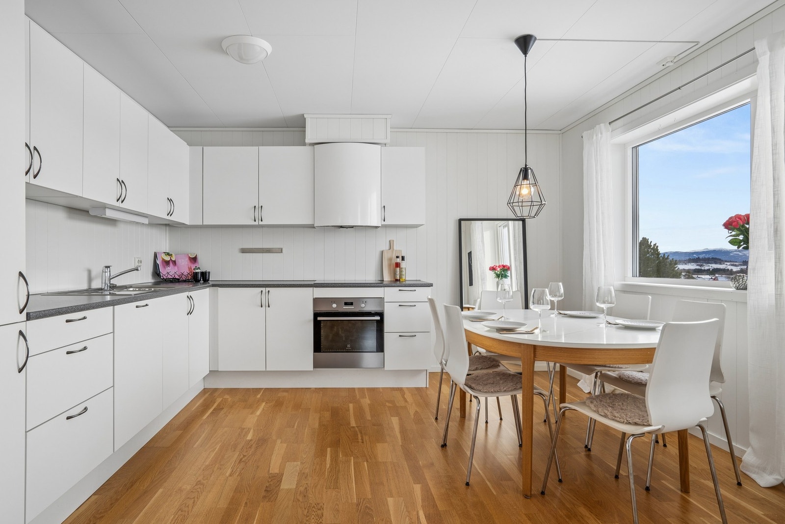 Hvit kjøkkeninnredning med glatte fronter. Galleribilde