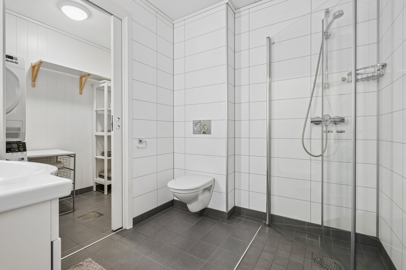 Badet er utstyrt med veggmontert wc. Galleribilde