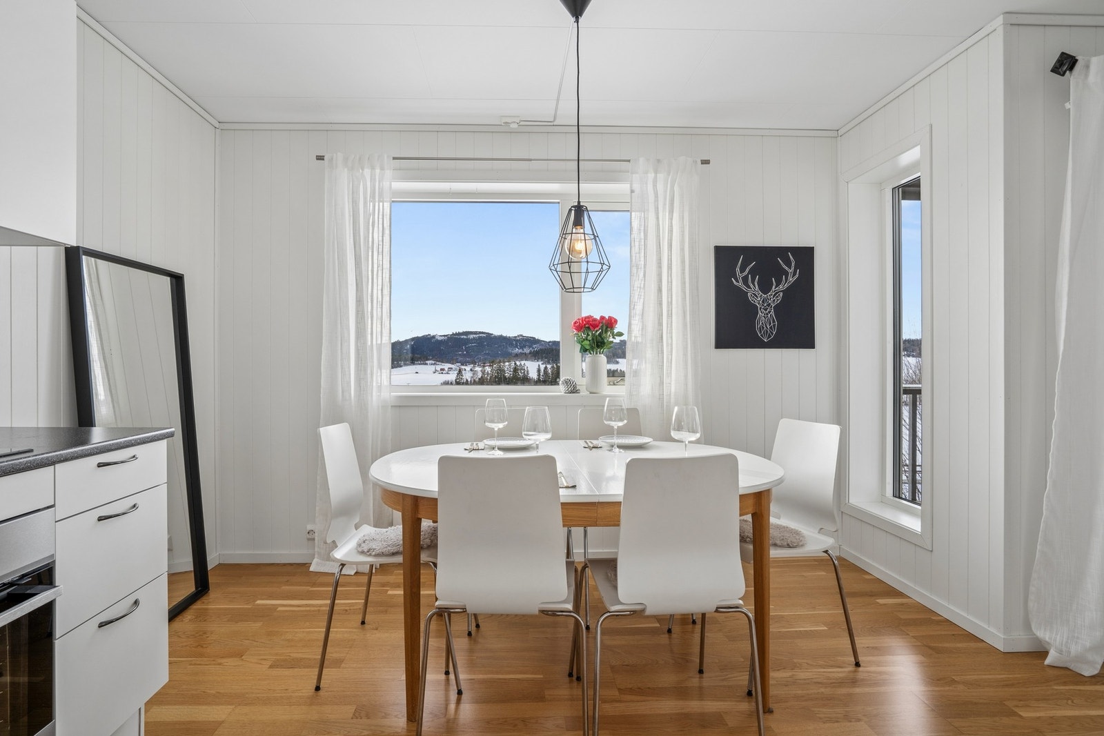 I kobling med kjøkkenet har du en romslig spisestue med plass til hele familien. Galleribilde