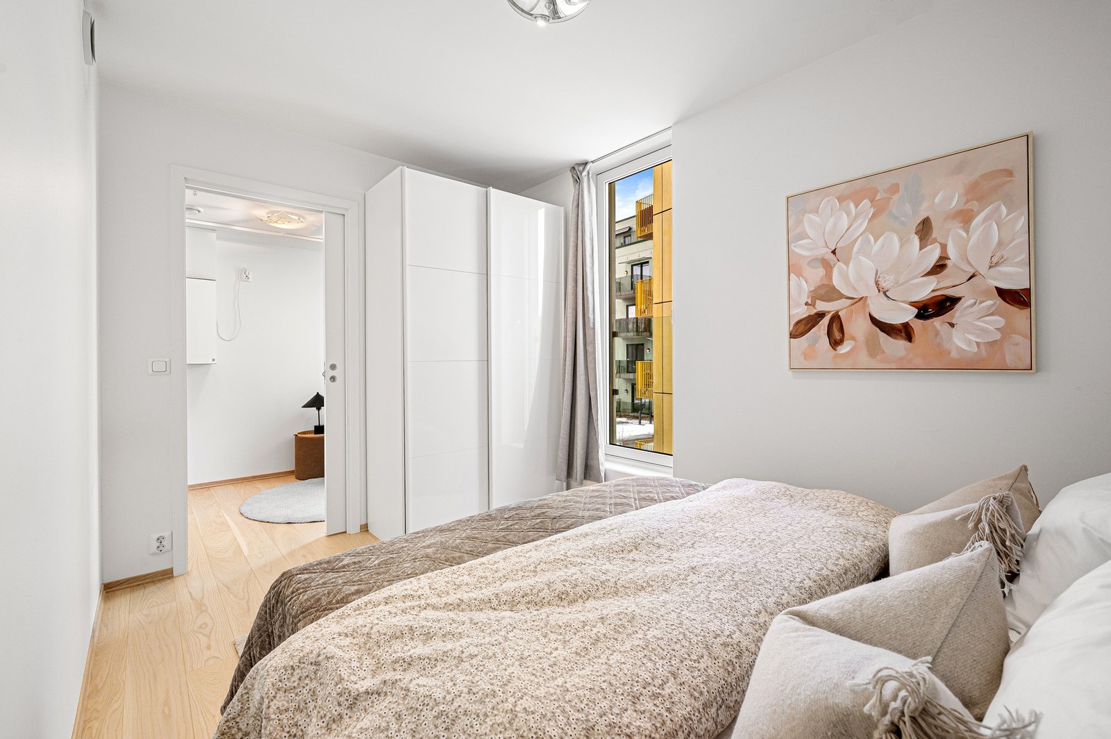 God plass til dobbeltseng og garderobeløsning. Galleribilde