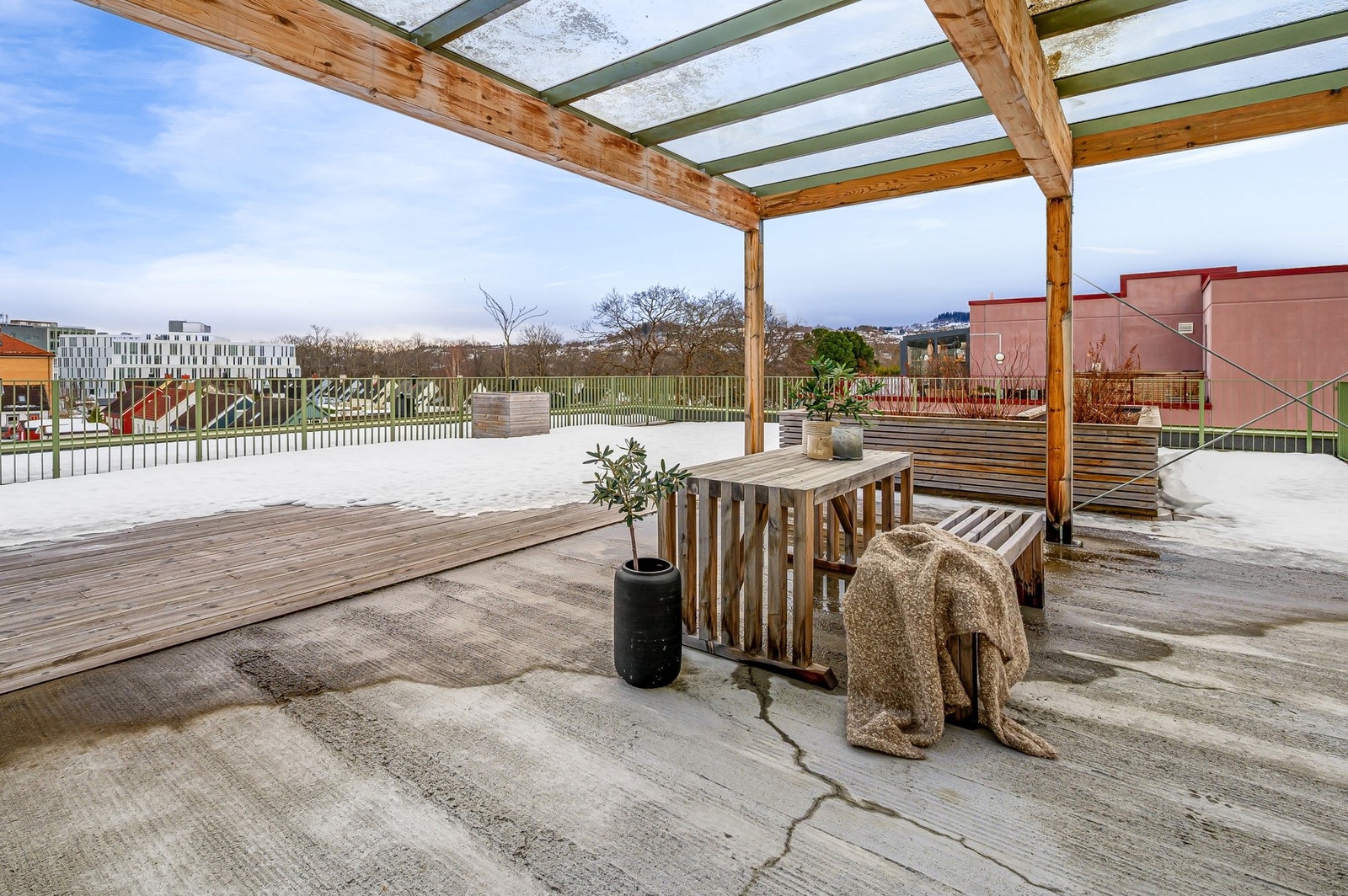 Stor felles takterrasse som er ypperlig å benytte for beboerne. Galleribilde