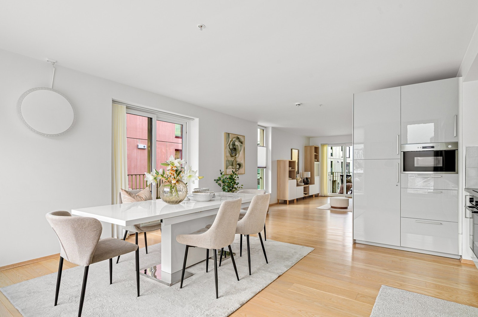 Naturlig skille mellom stue og spisesone som gir flere soner i leiligheten. Galleribilde