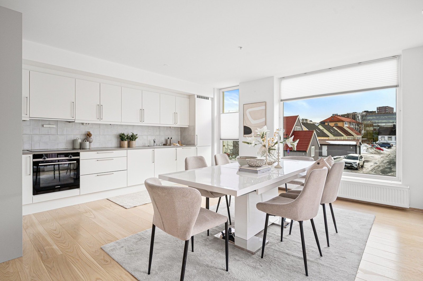 Man har god plass til stort spisebord ved kjøkkenet. Galleribilde