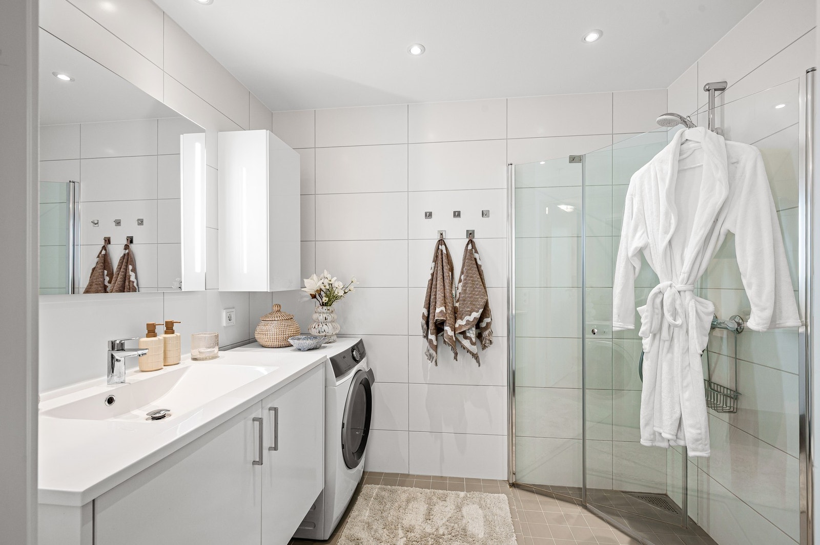 Pent baderom med opplegg for vaskemaskin. Galleribilde