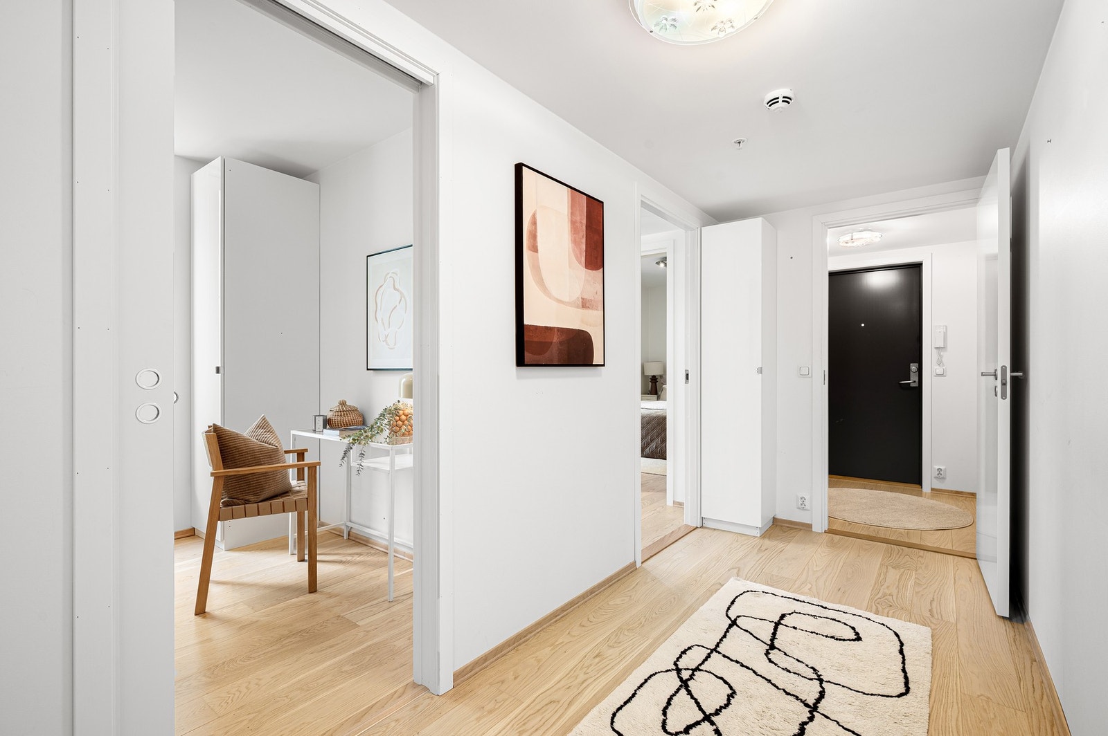 Innbydende entrè med gode oppbevaringsmuligheter. Galleribilde