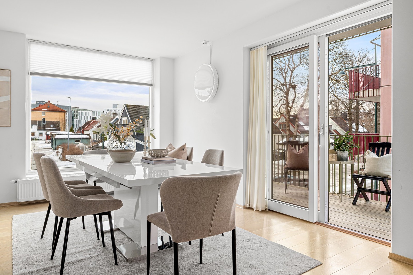 Fra spisestuen har man direkte utgang til balkong. Galleribilde