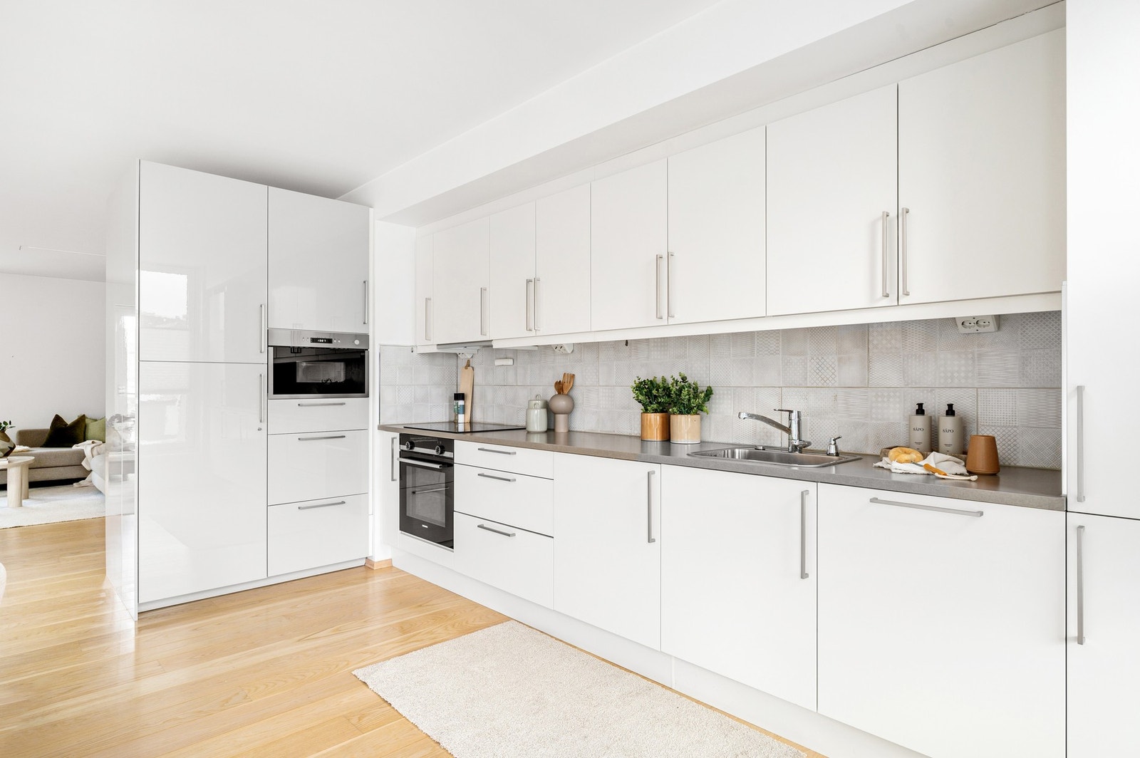 Pent kjøkken med god skap- og benkeplass. Galleribilde