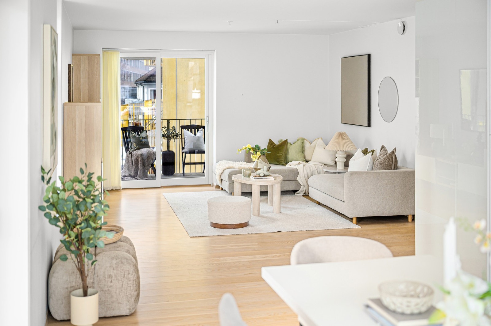 Stuen er på hele 46 kvadratmeter og er lett å innrede. Galleribilde