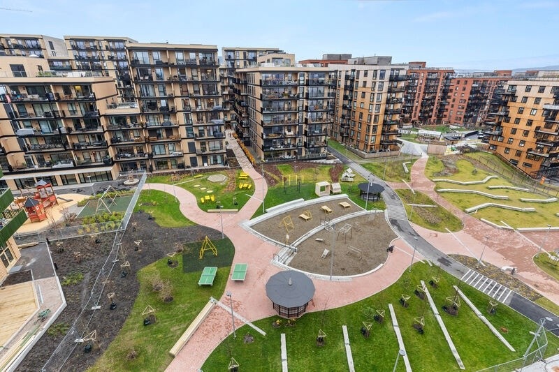 Fra spisebordet har du luftig utsikt over felles parkmessig gårdsrom Galleribilde