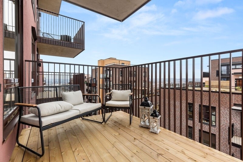 Vestvendt balkong med utsikt mot Barcode og Holmenkollen Galleribilde