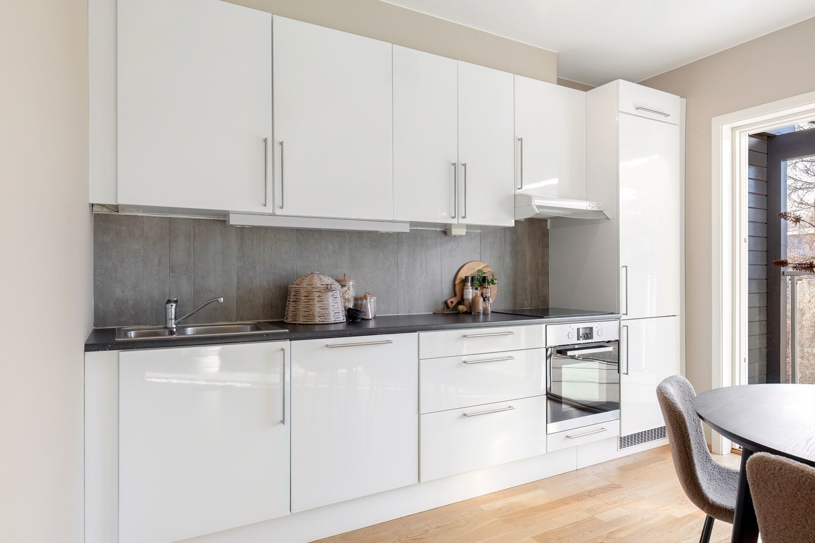 Kjøkken - praktisk innredet med god benk- og lagringsplass Galleribilde