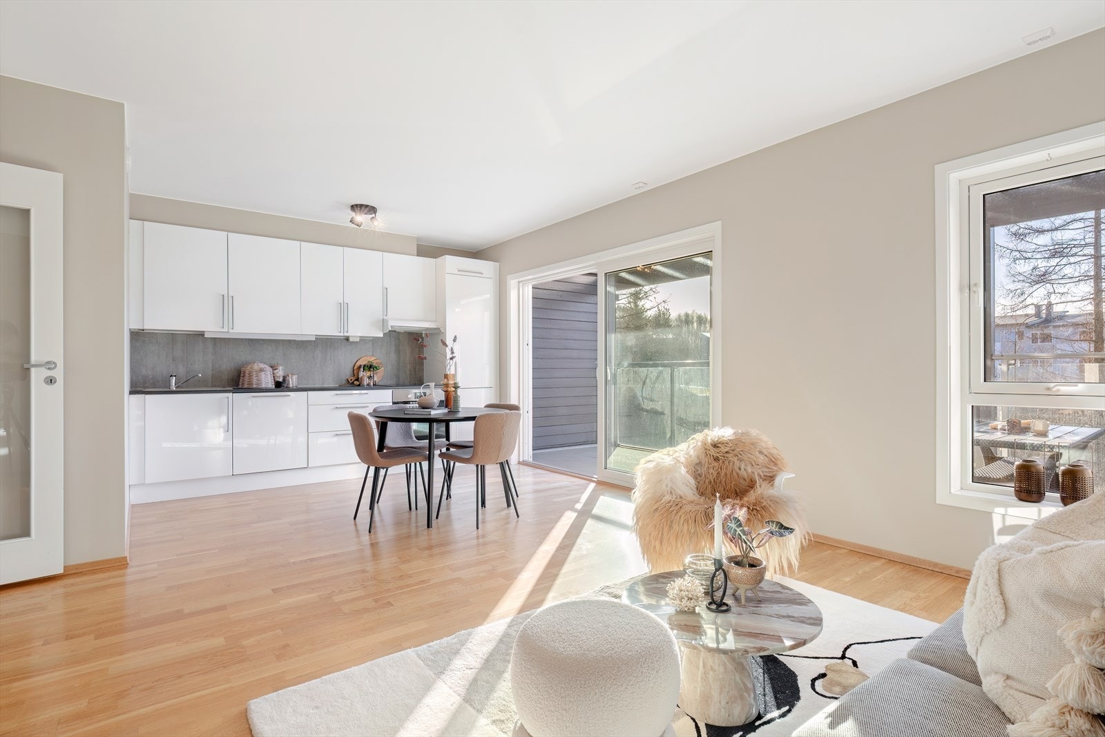 Stue - åpen løsning mot kjøkken Galleribilde