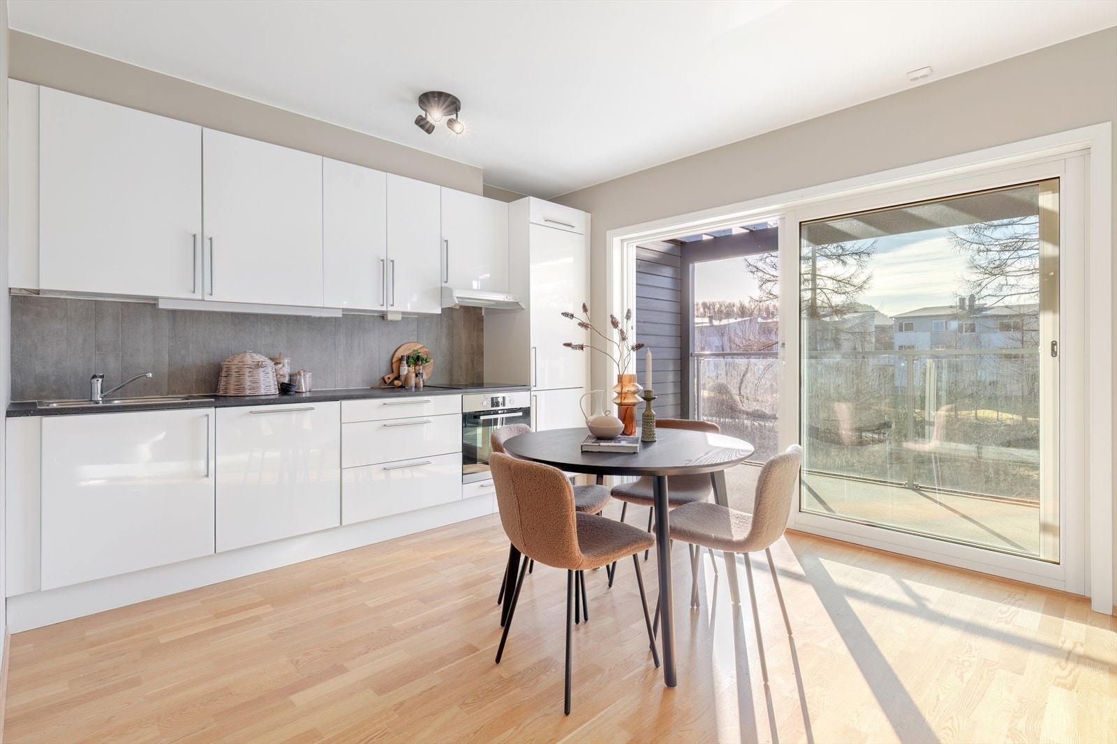 Kjøkken - plass til stort spisebord Galleribilde