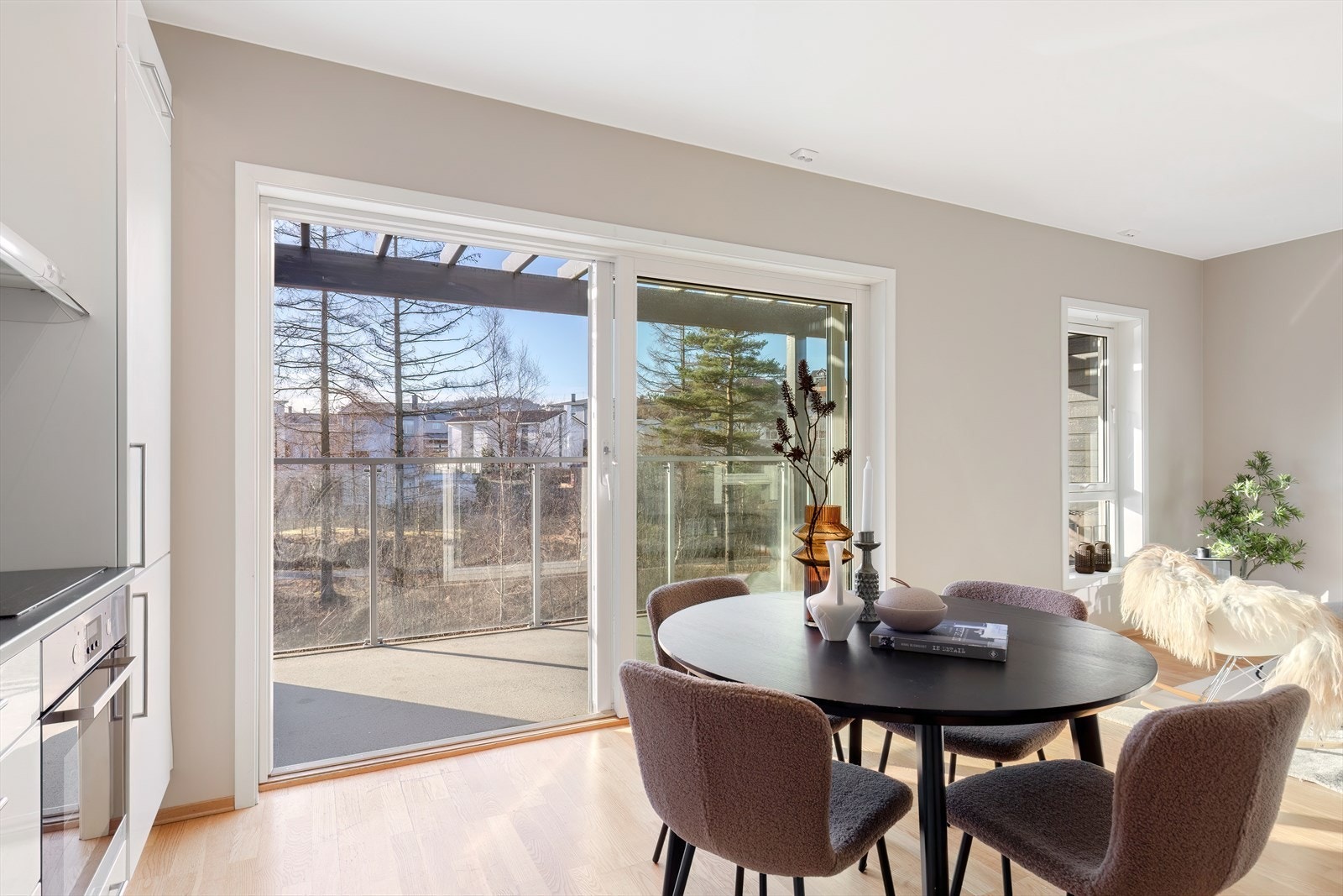 Stue - utgang til solrik veranda Galleribilde