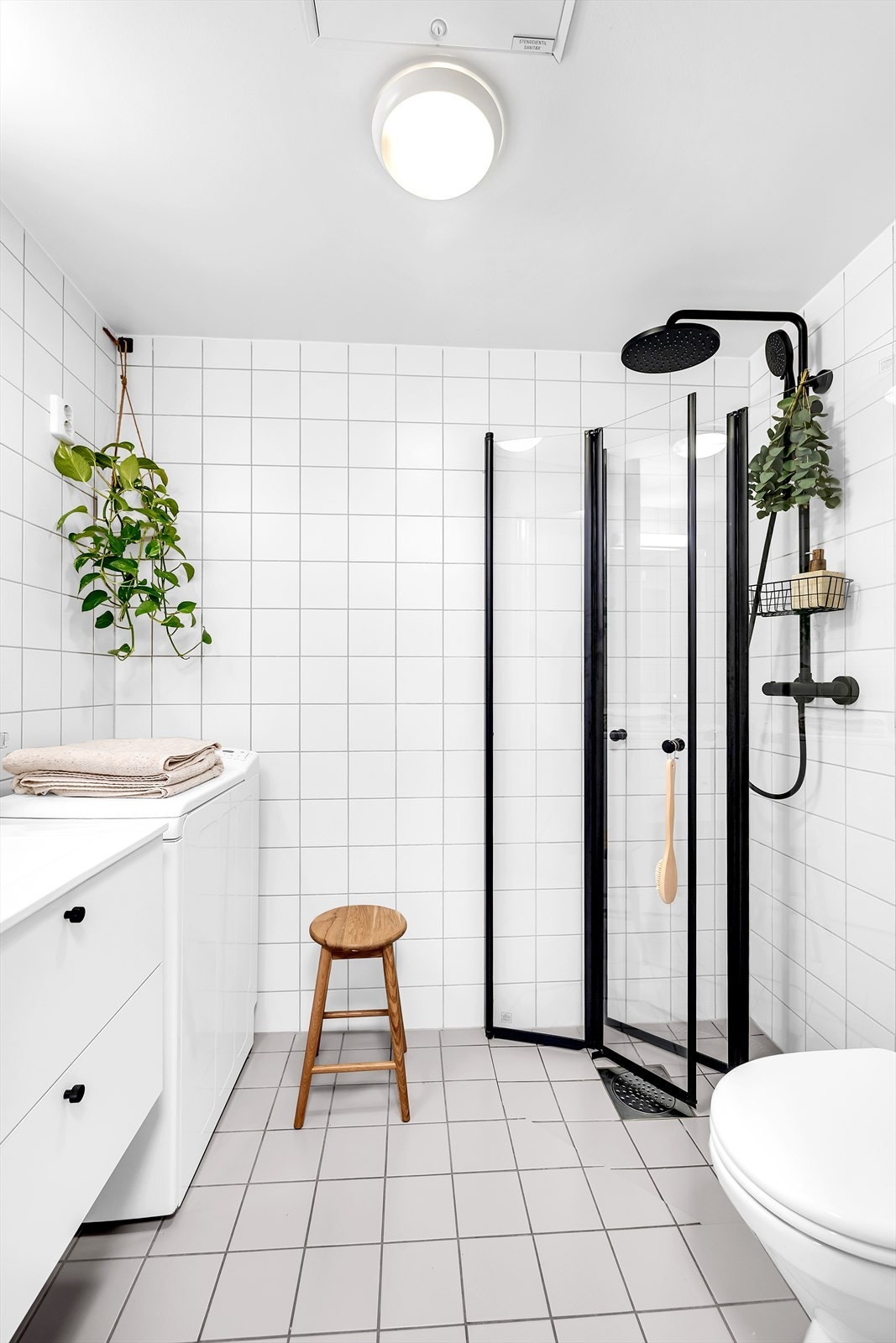 Badet har flislagte overflater, elektriske varmekabler og opplegg for vaskemaskin. Galleribilde