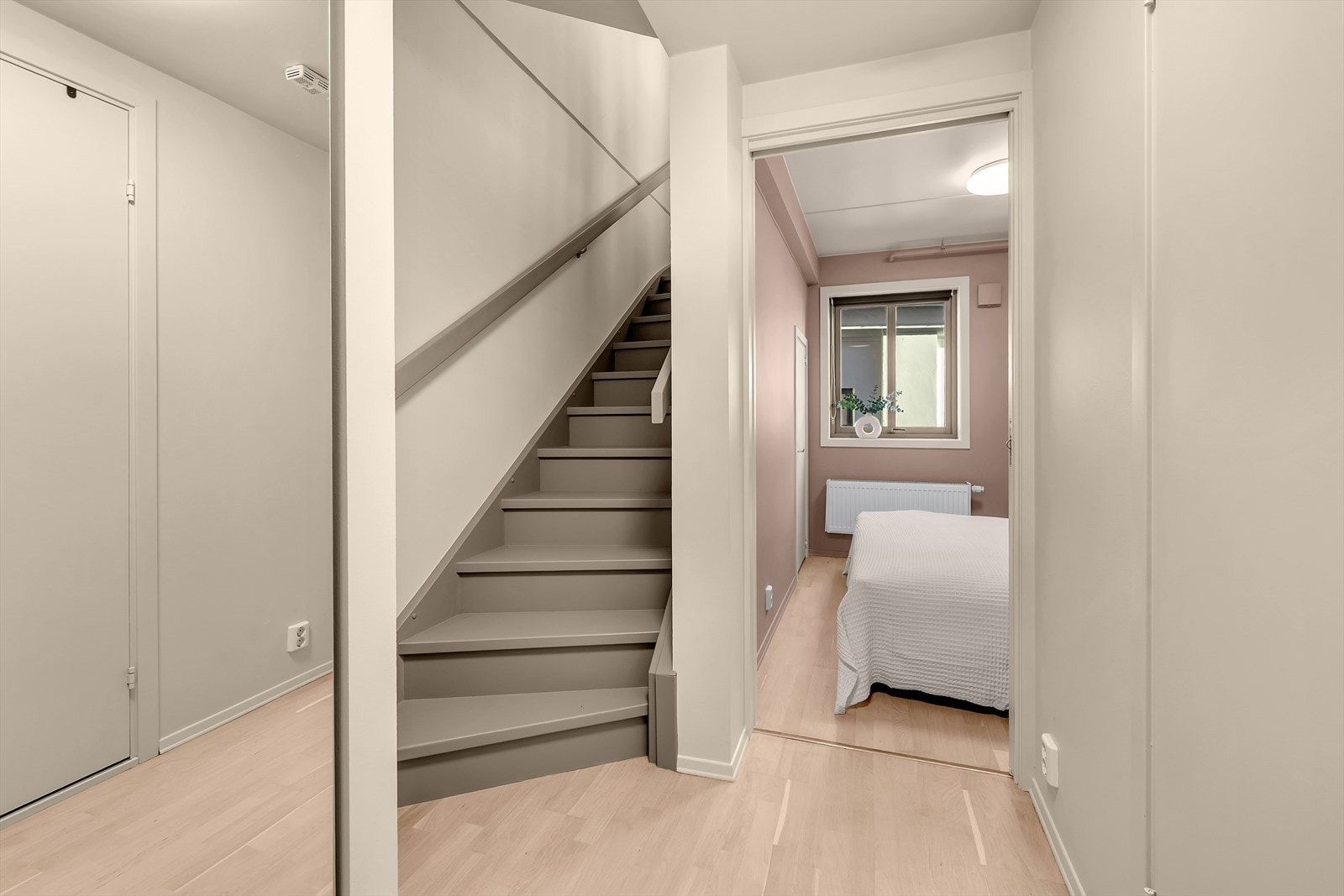 VeI gangen er det nisje med plass til knagger og skohylle for oppbevaring av yttertøy. På samme plan finner du soverommet, badet og trappeløp til boligens hovedplan Galleribilde