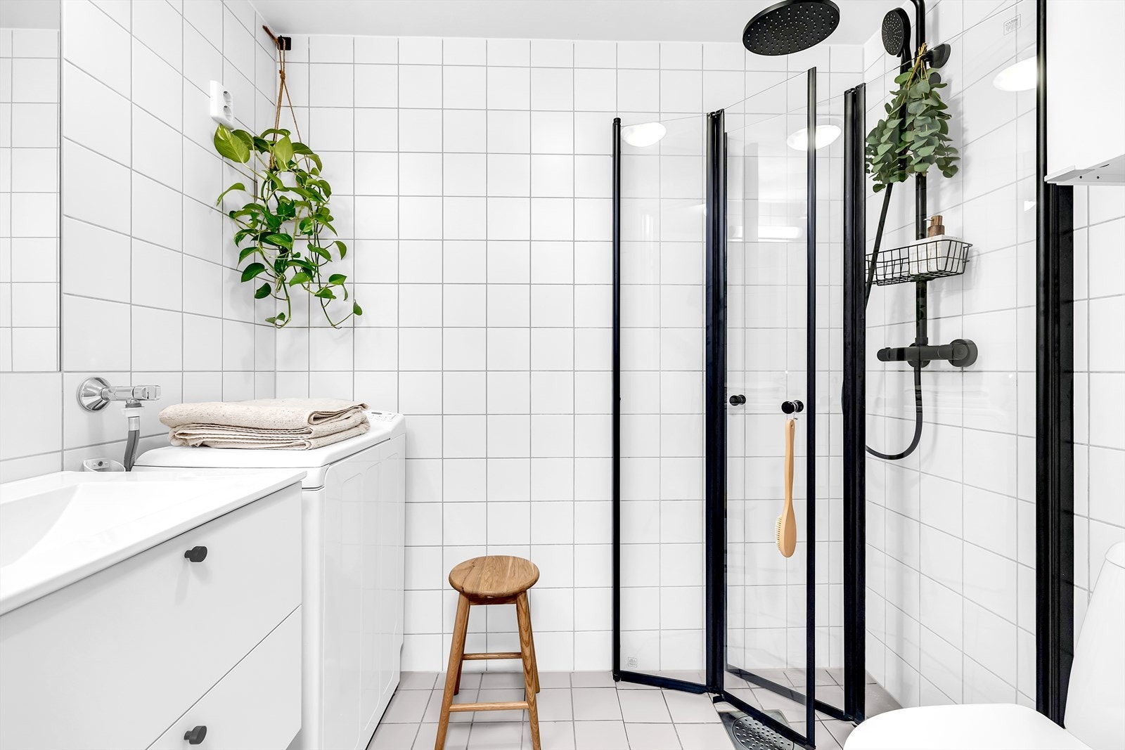 Delikat, tidløst bad fra 2007 med opplegg for vaskemaskin. Galleribilde