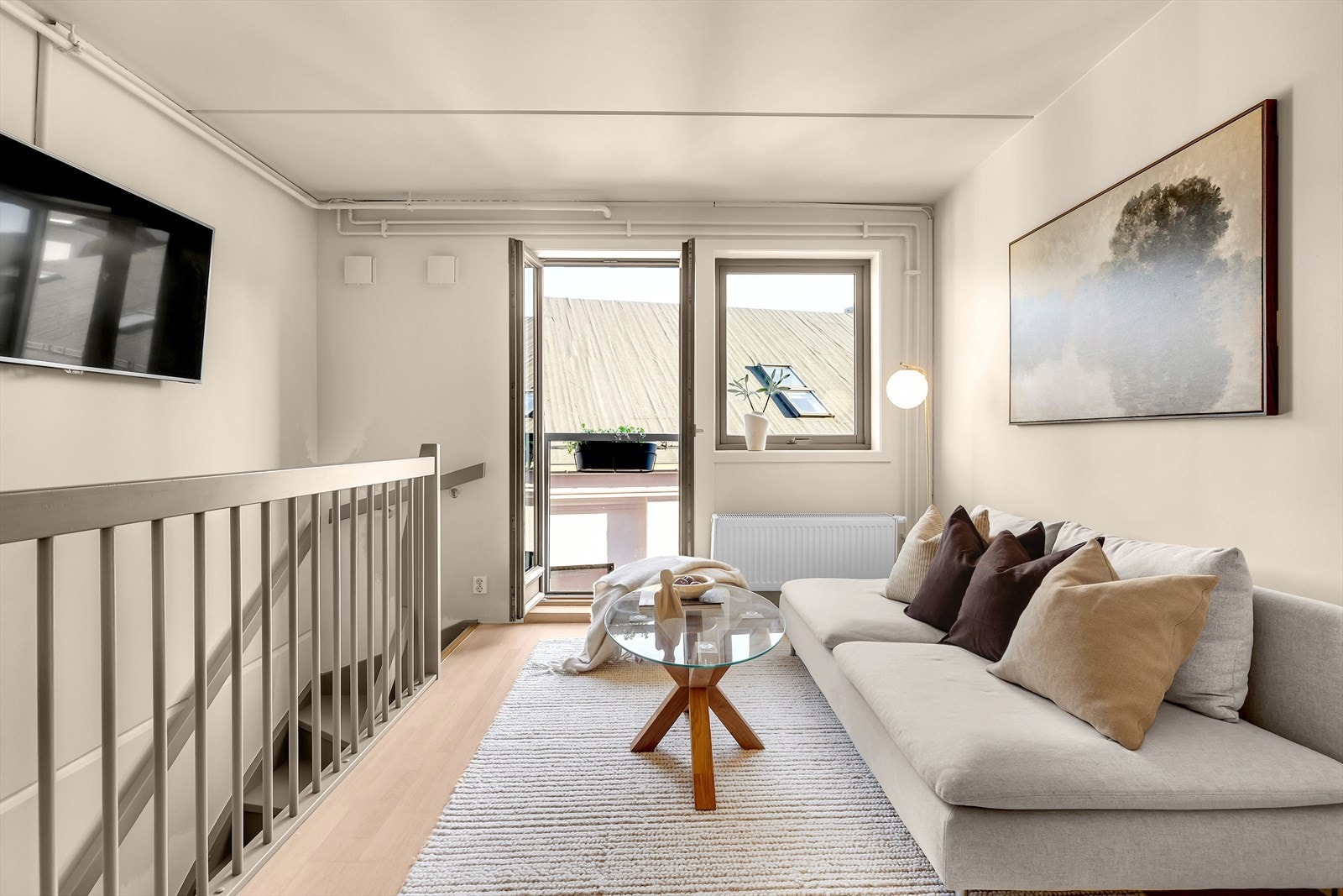 Romslig og lys stue med god plass til sofa, sofabord og spisebord. Galleribilde