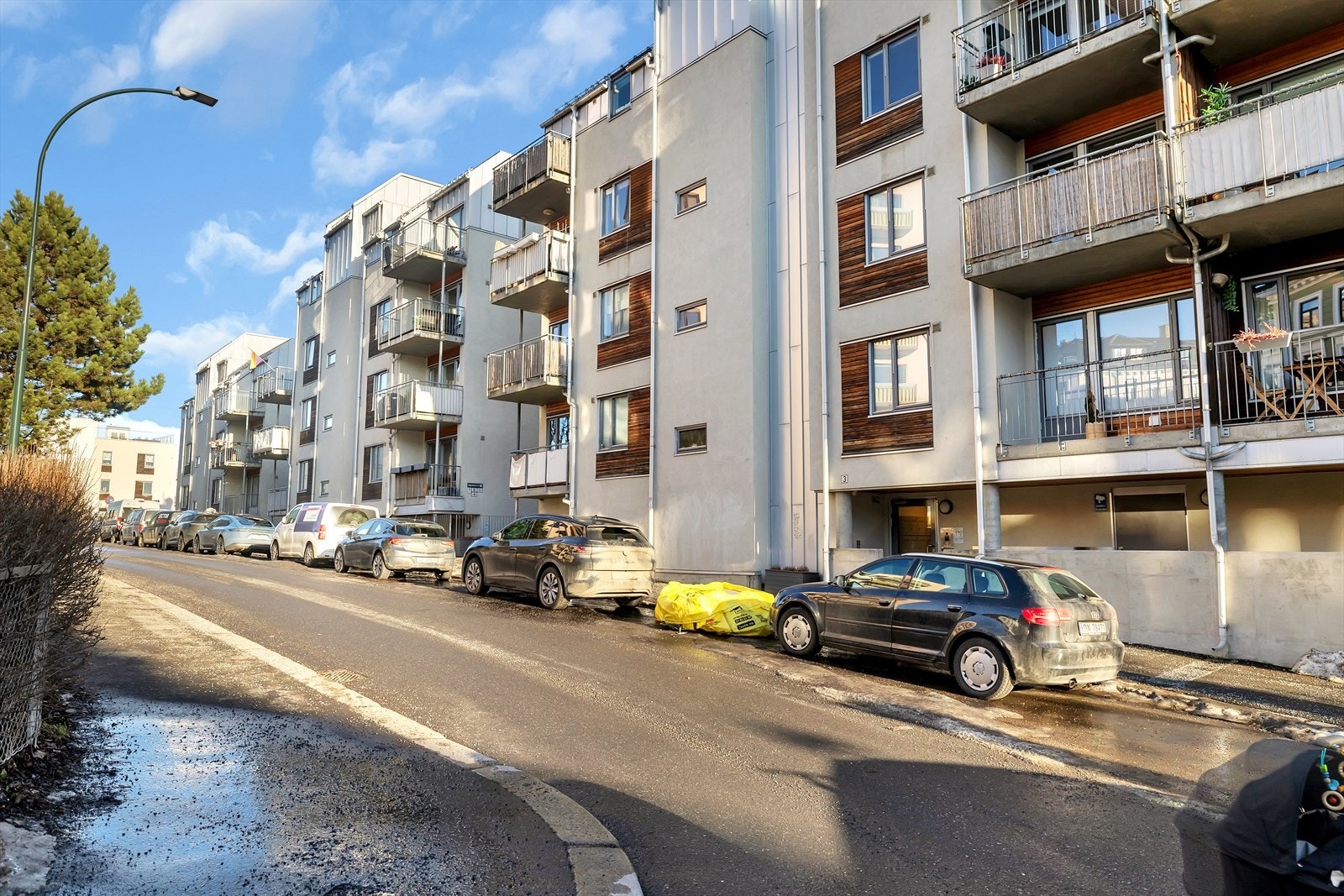 Fasade. Leiligheten vender i sin helhelt bort fra gaten. Galleribilde