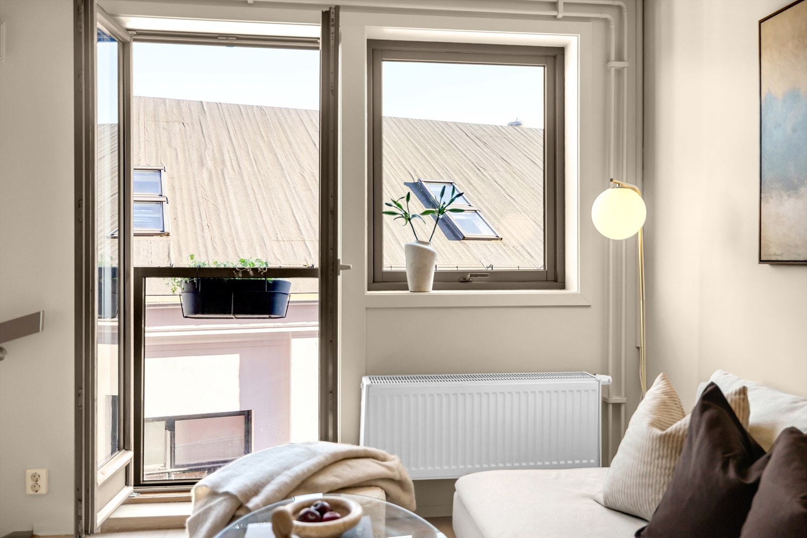 Rommet har godt lysinnslipp via store vindusflater og fransk balkong. Galleribilde