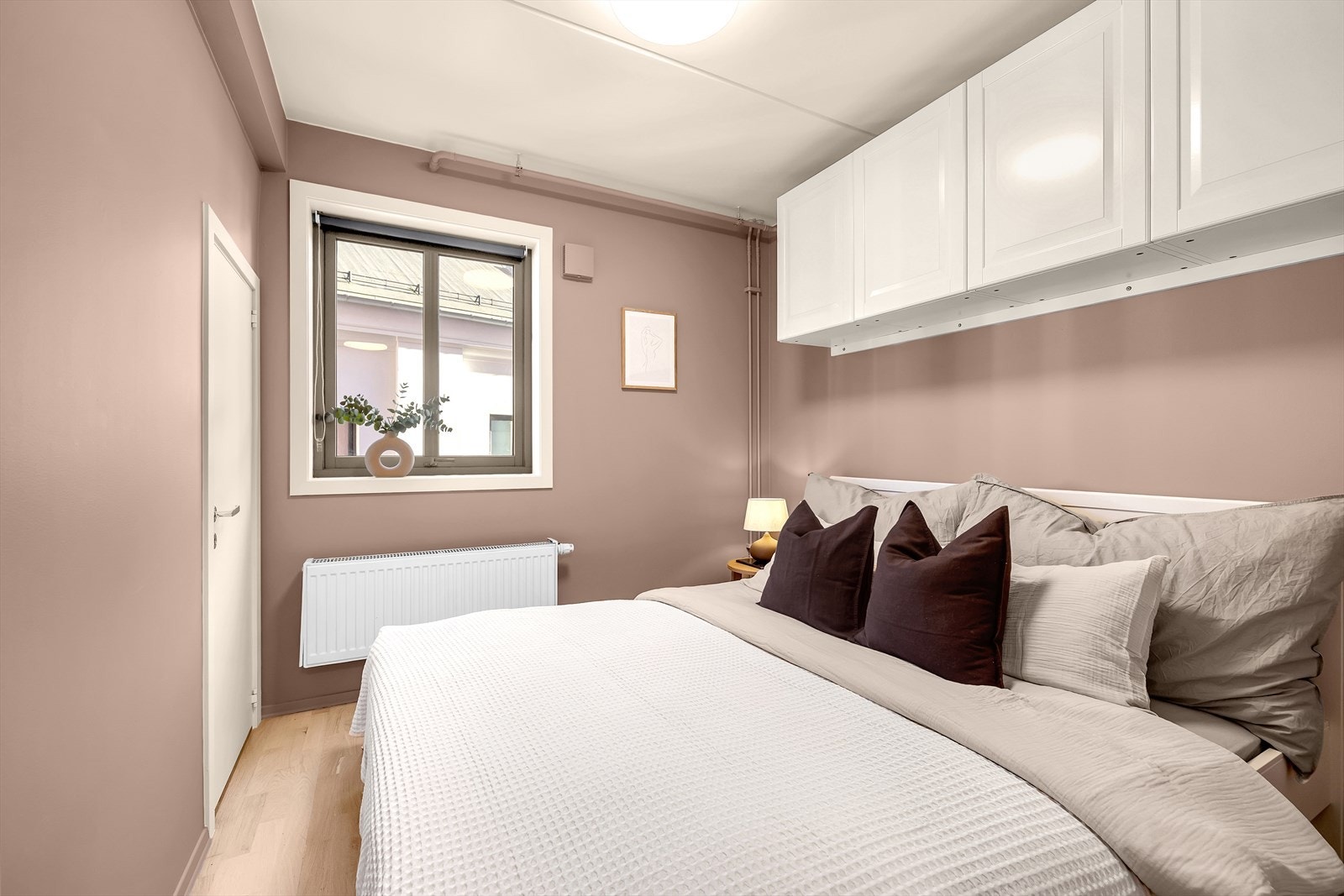 Leiligheten har et innbydende soverom med god plass til dobbeltseng og nattbord. Galleribilde