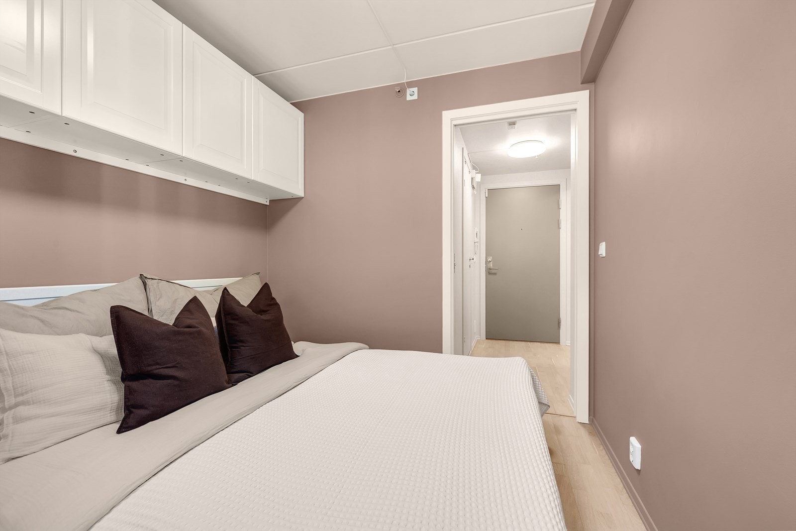 Soverommet er malt i en behagelig fargetone, og stort vindu sikrer godt med lys og luft. Galleribilde