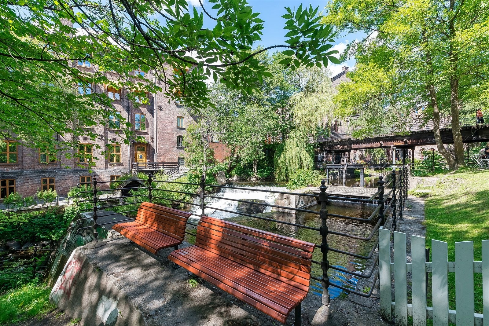 Det historiske fabrikkområdet ved elva huser nå blant annet Sagene bryggeri. Like ved ligger Beierbrua med Månefisken. Galleribilde