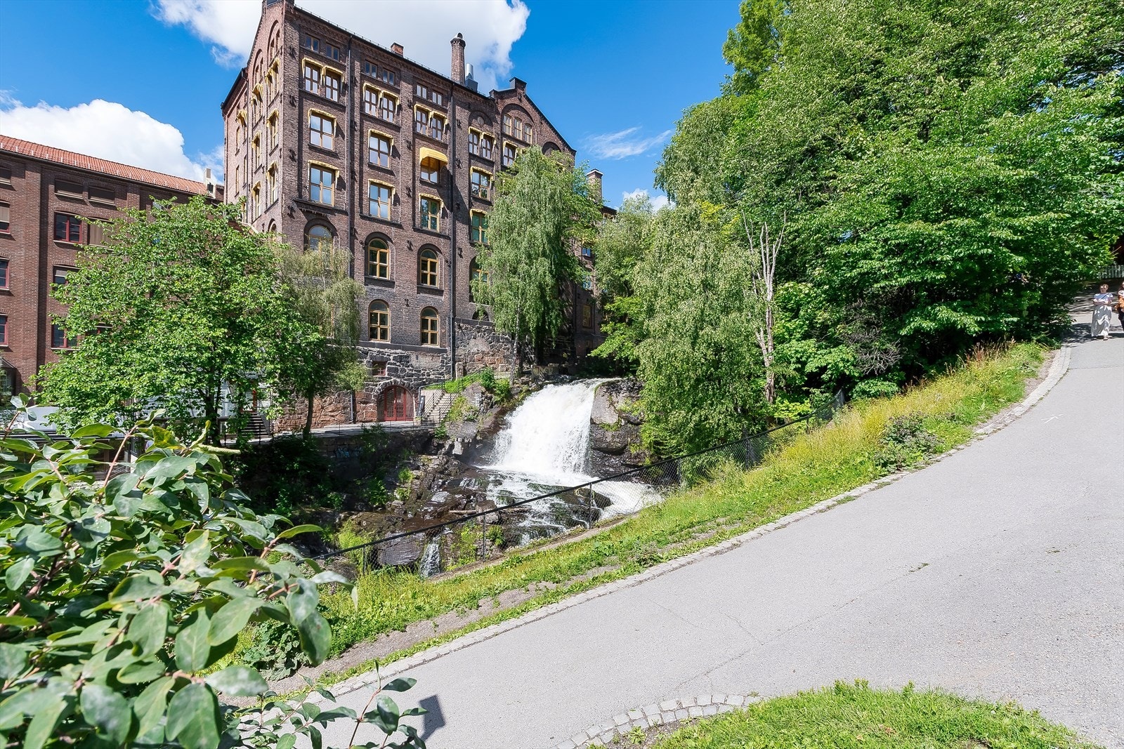 Leiligheten ligger fint til med nærhet til Akerselva, et steinkast unna Møllerparken og med kort vei til Alexander Kiellands plass. Galleribilde