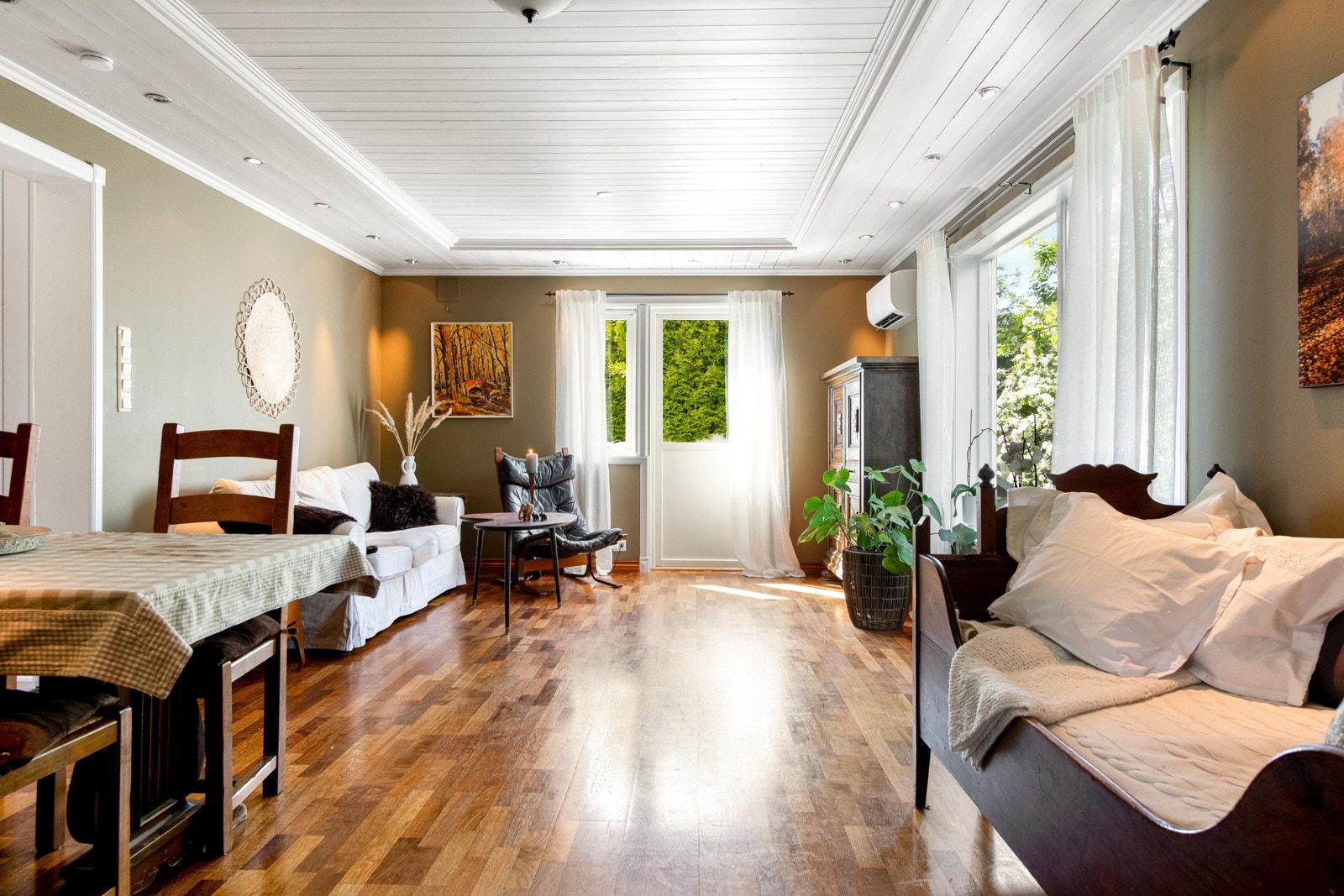 Eneboligen har to fine stuer i første etasje som ligger tilknyttet hverandre via skyvedør. Galleribilde