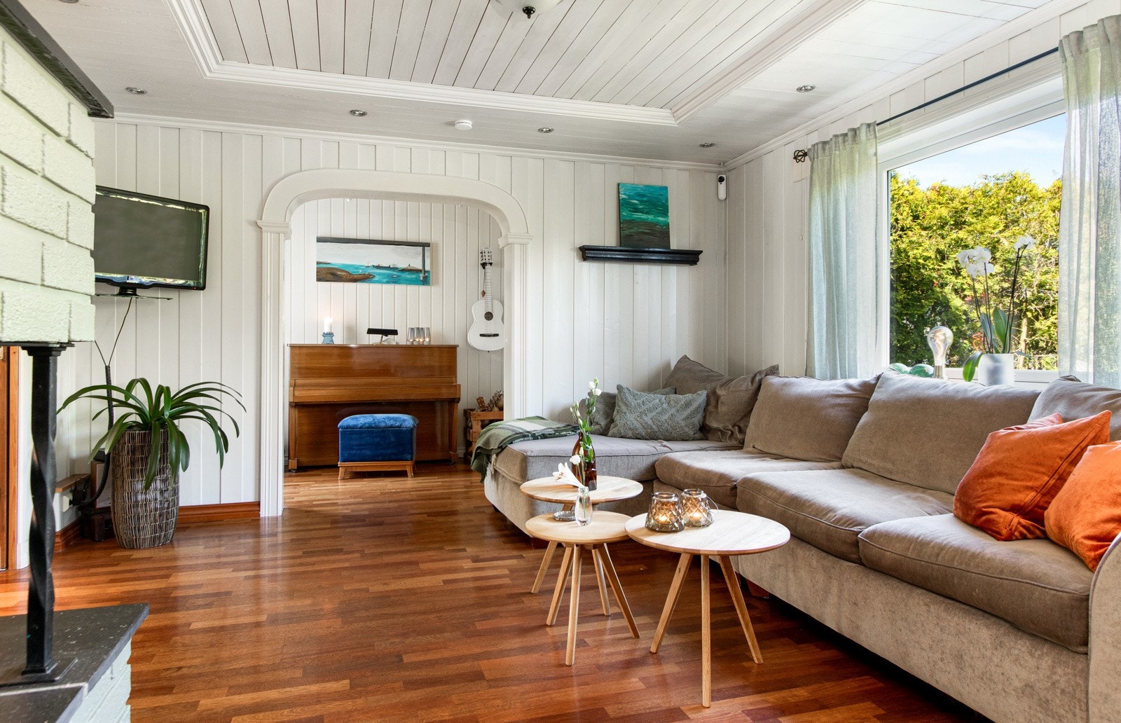 Hovedstuen har delvis åpen løsning mot kjøkkenet og en egen skjermet sone som egner seg fint for piano eller lesekrok. Galleribilde