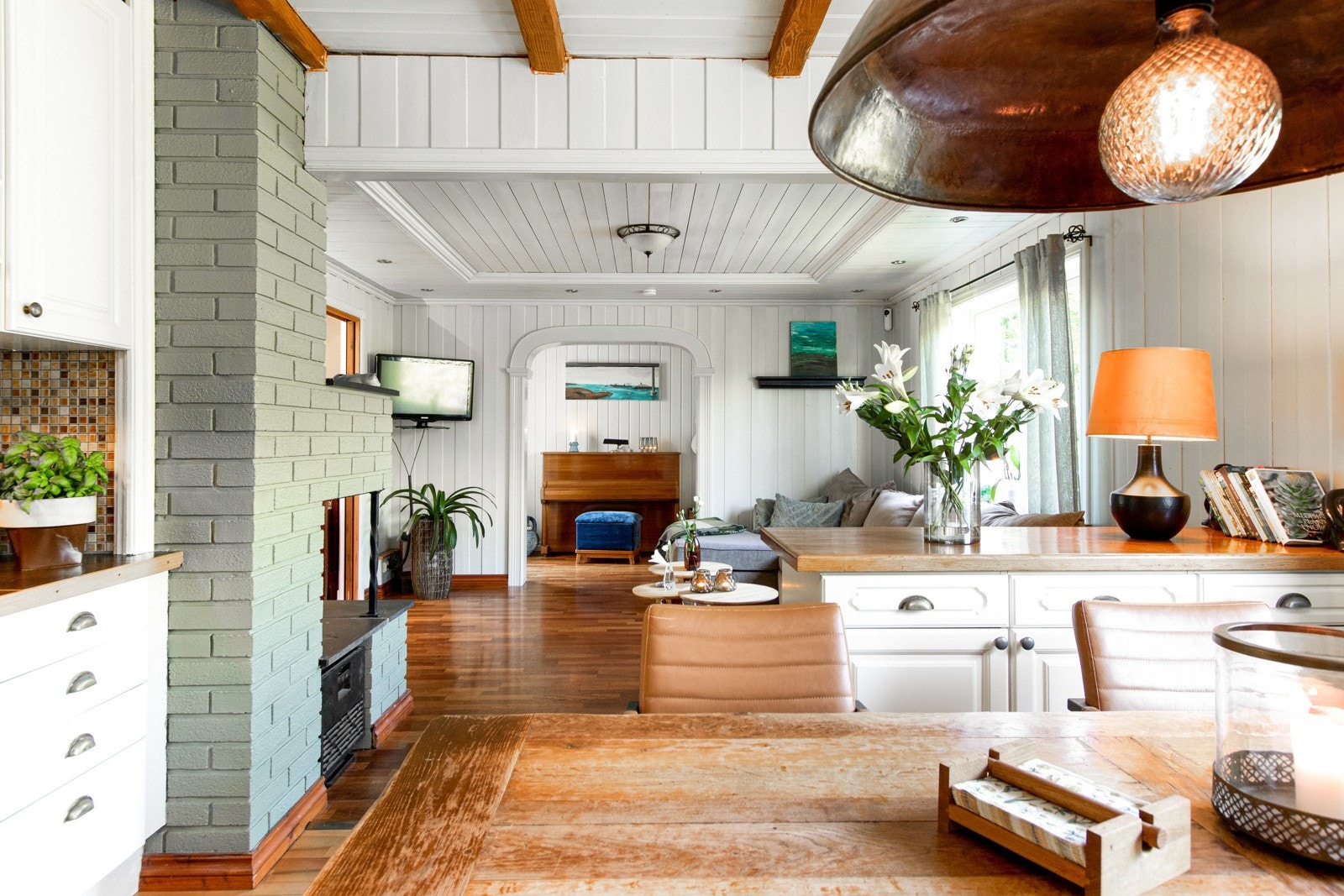 Eneboligen har et romslig kjøkken med klassisk innredning fra Mørekjøkken og plass for et stort spisebord. Galleribilde