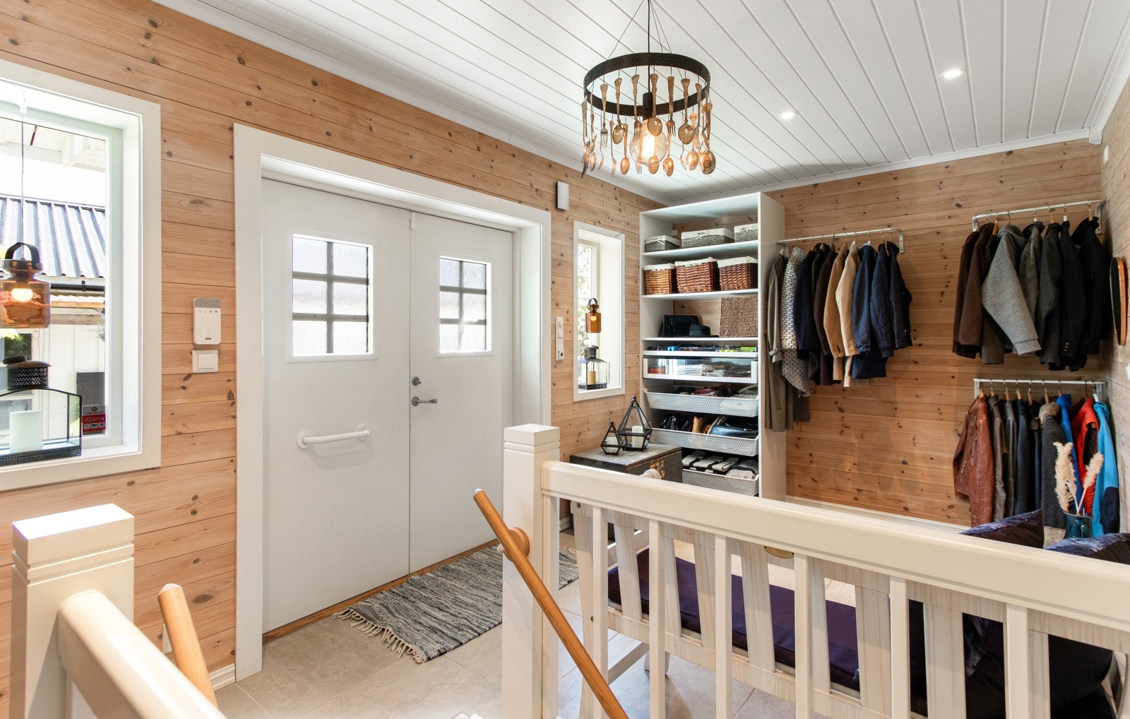 Ved den ene veggen er det montert åpen garderobeløsning med stenger for oppheng, samt skohylle som gir rikelig med plass for sko. Galleribilde