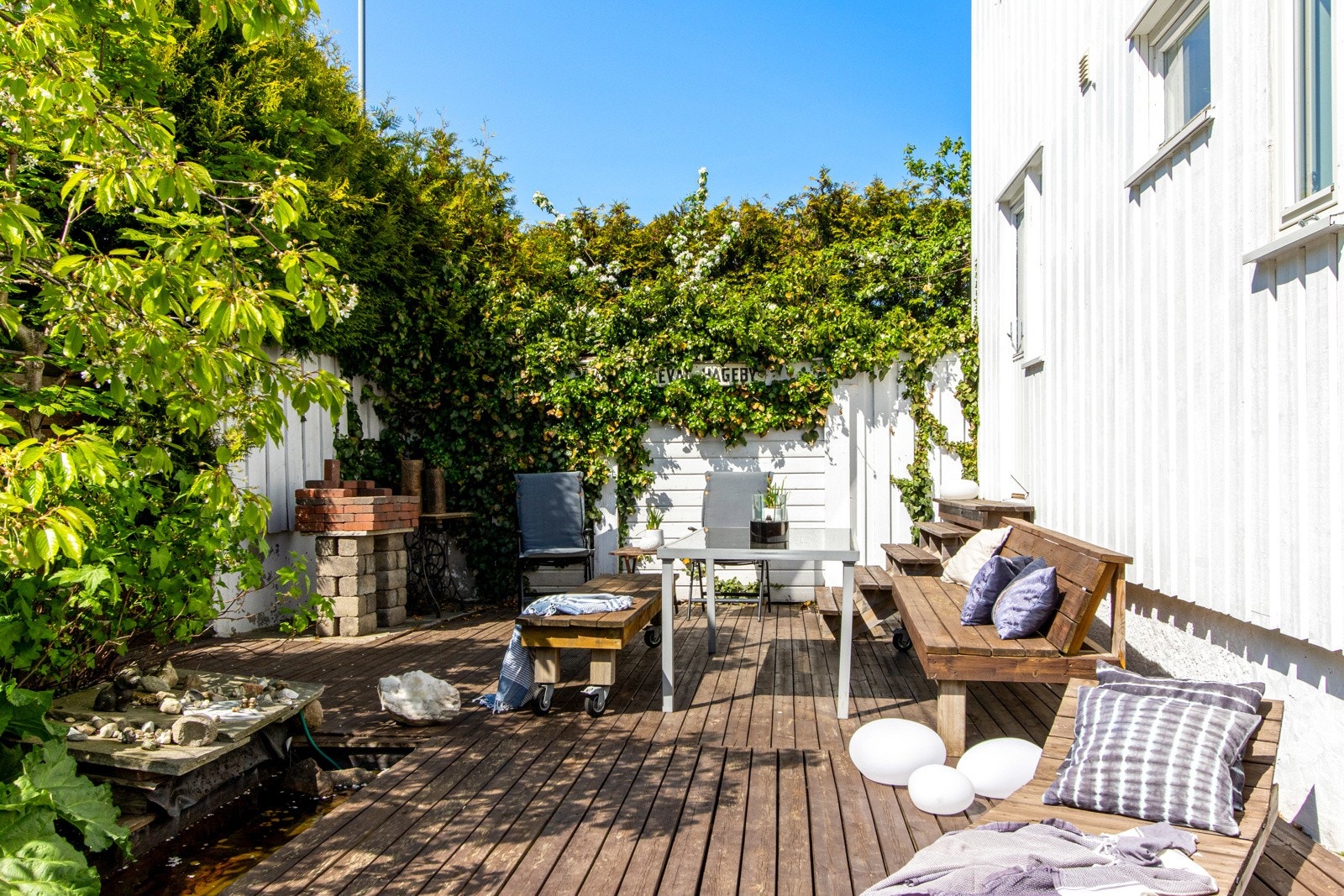 Den vestvendte terrassen utenfor spisestuen har utepeis. Her sitter man også helt usjenert. Galleribilde